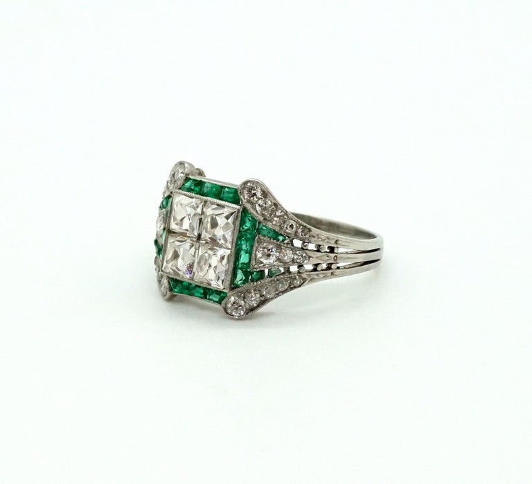 Art Deco Ladies Ring 950 Platinum Diamonds and Emeralds 1.90 Carat, circa 1920 In Excellent Condition For Sale In Vienna, AT