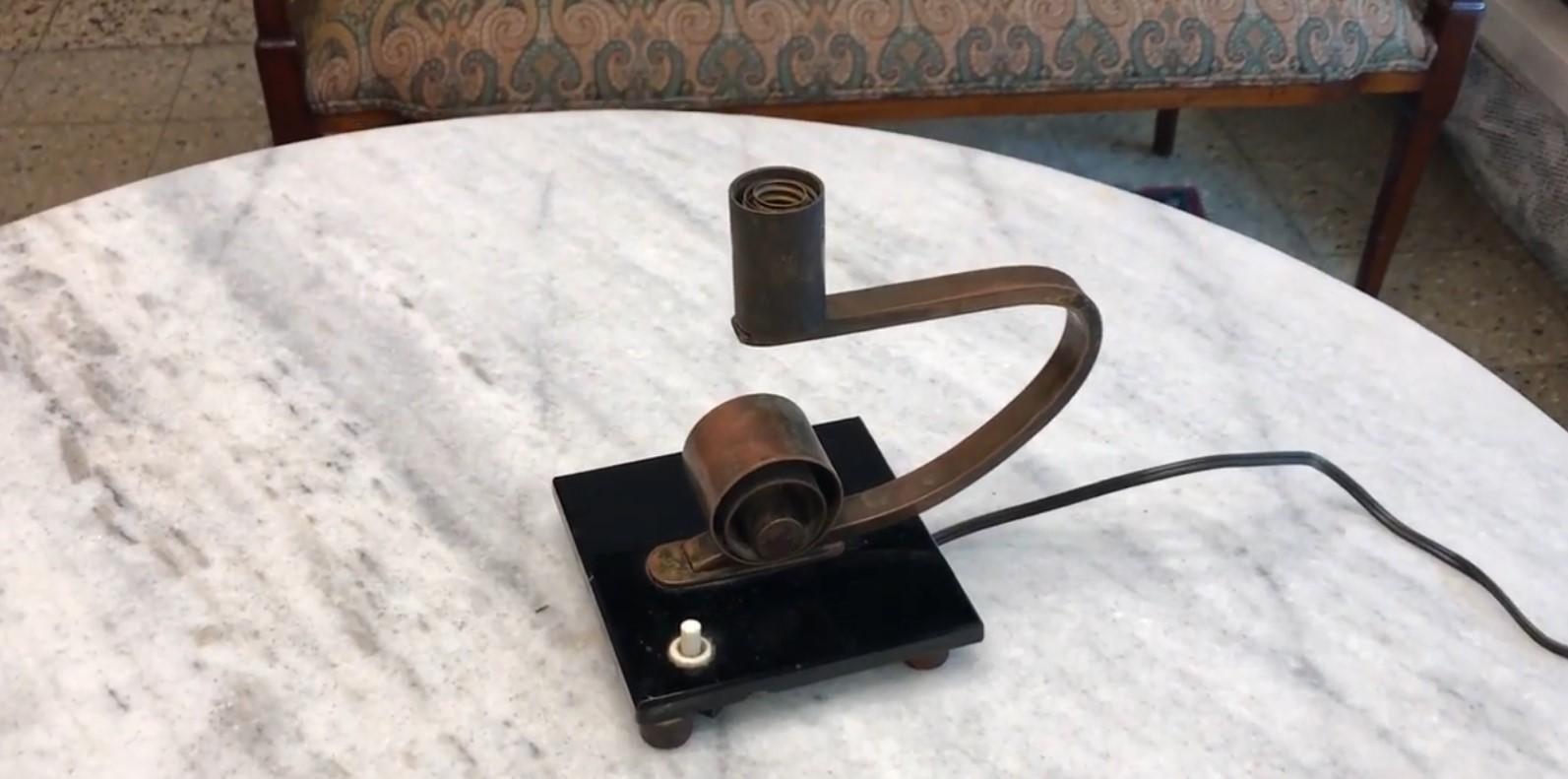 Tischlampe Art deco

MATERIA: Bronze und Opalin
Stil: Art Deco
Land: Frankreich
Um Ihr Eigentum und das Leben unserer Kunden zu schützen, haben wir eine neue Verkabelung vorgenommen.
Wenn Sie in den goldenen Jahren leben wollen, ist dies die