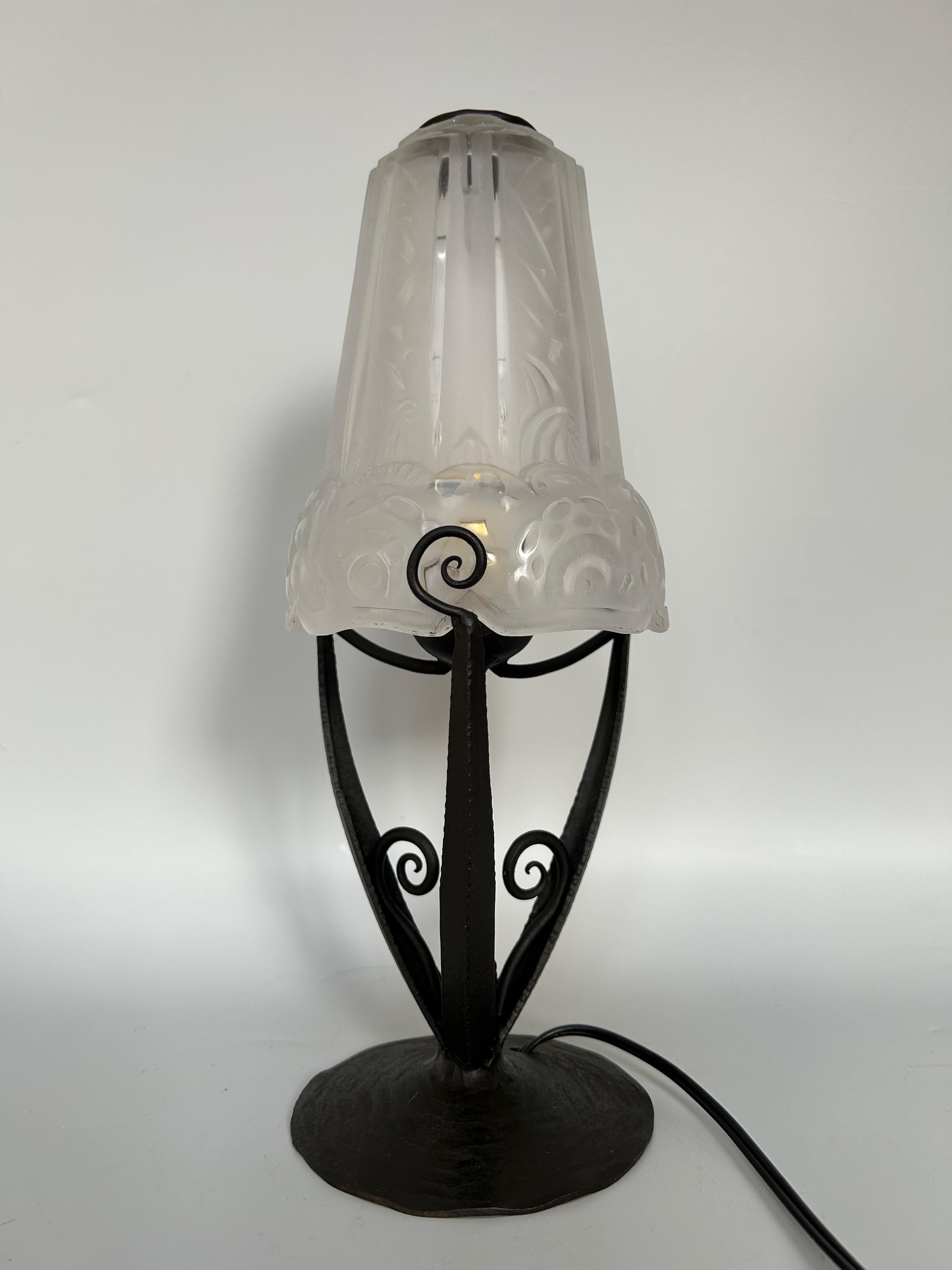 Art deco lamp circa 1930.
Wrought iron base and molded glass tulip with geometric and floral decoration.
Electrified and in perfect condition.

Diameter: 10,5 cm
Height: 29 cm
Weight: 1 Kg

Jean Pierre Léon MAYNADIER (1888 - 1948) :
Célèbre bronzier