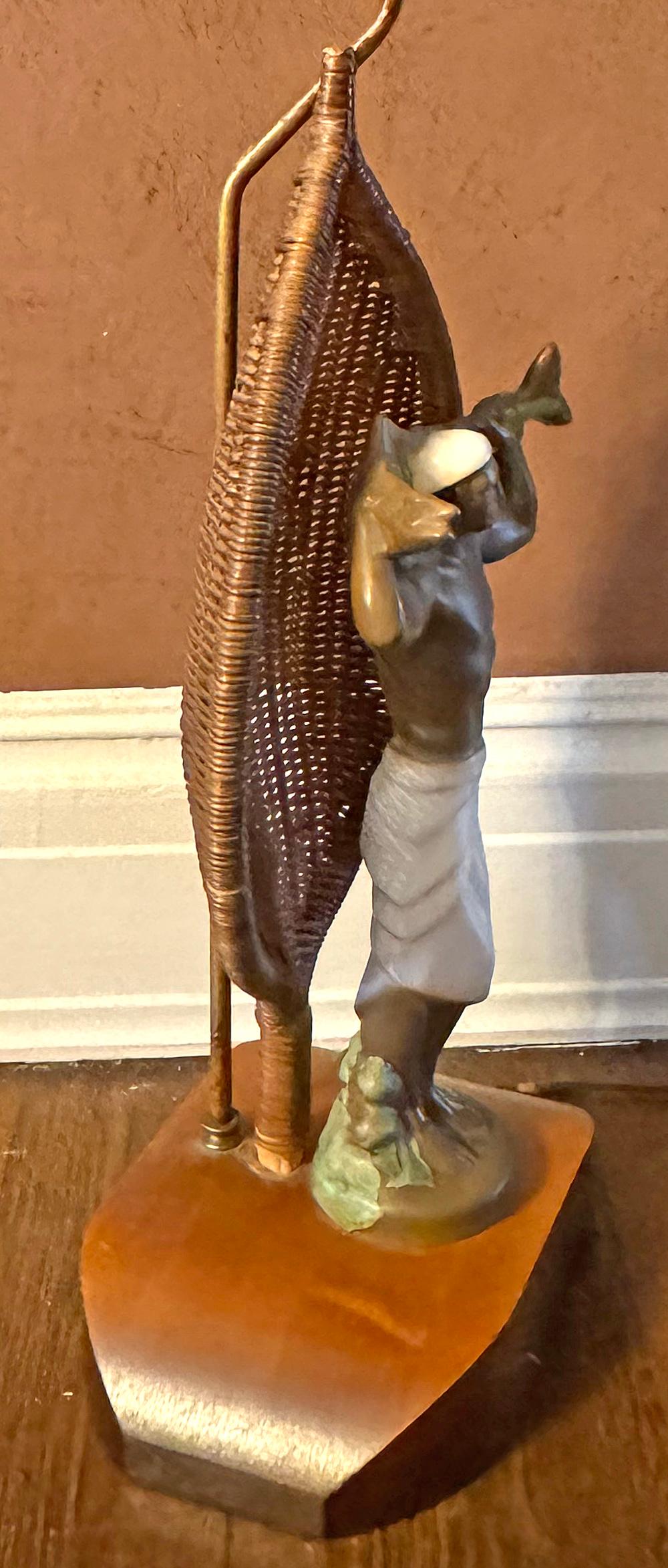Art Déco Base per lampada Art Deco, maschio seminudo dei mari del sud con pesce in vendita