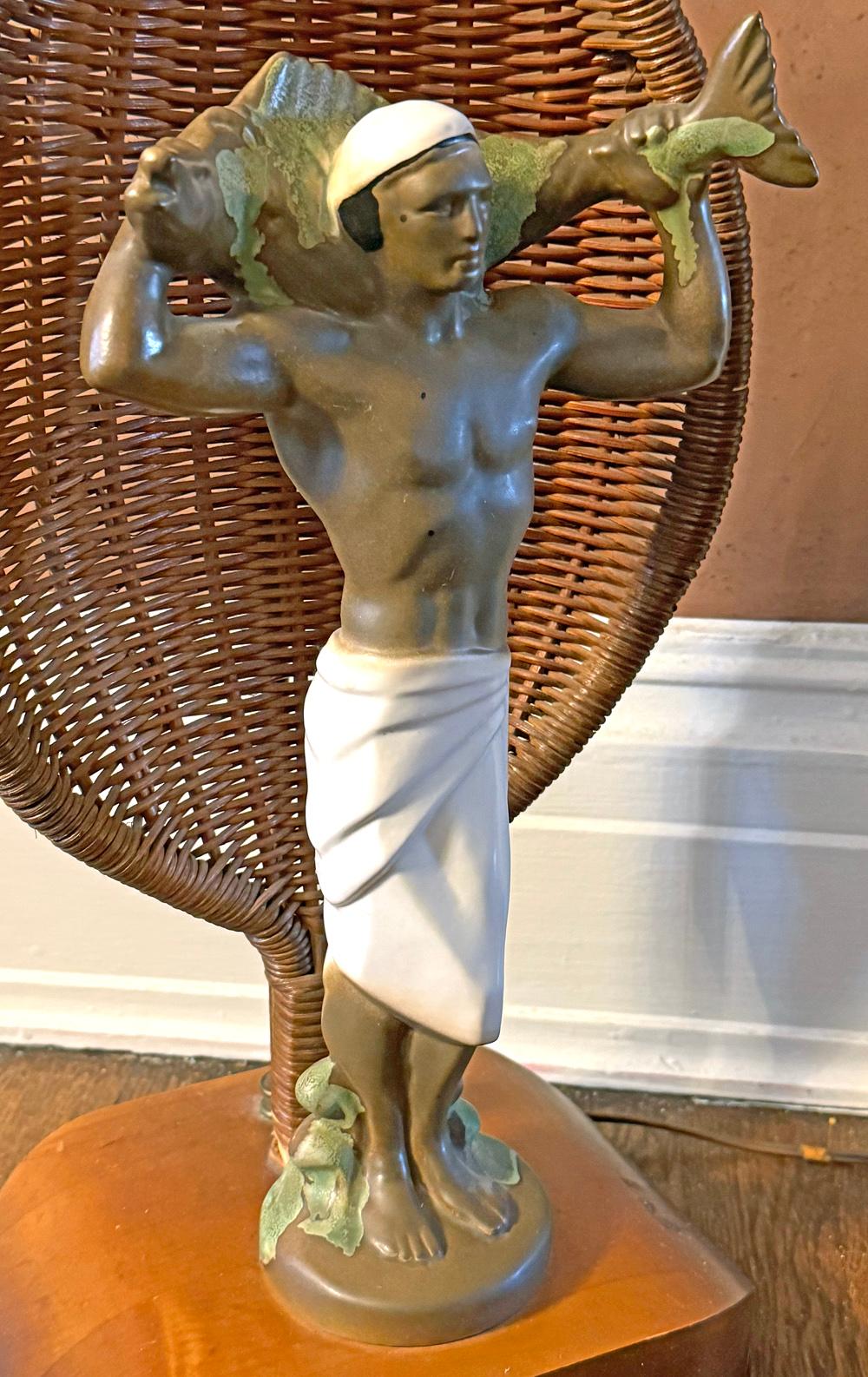 Americano Base per lampada Art Deco, maschio seminudo dei mari del sud con pesce in vendita