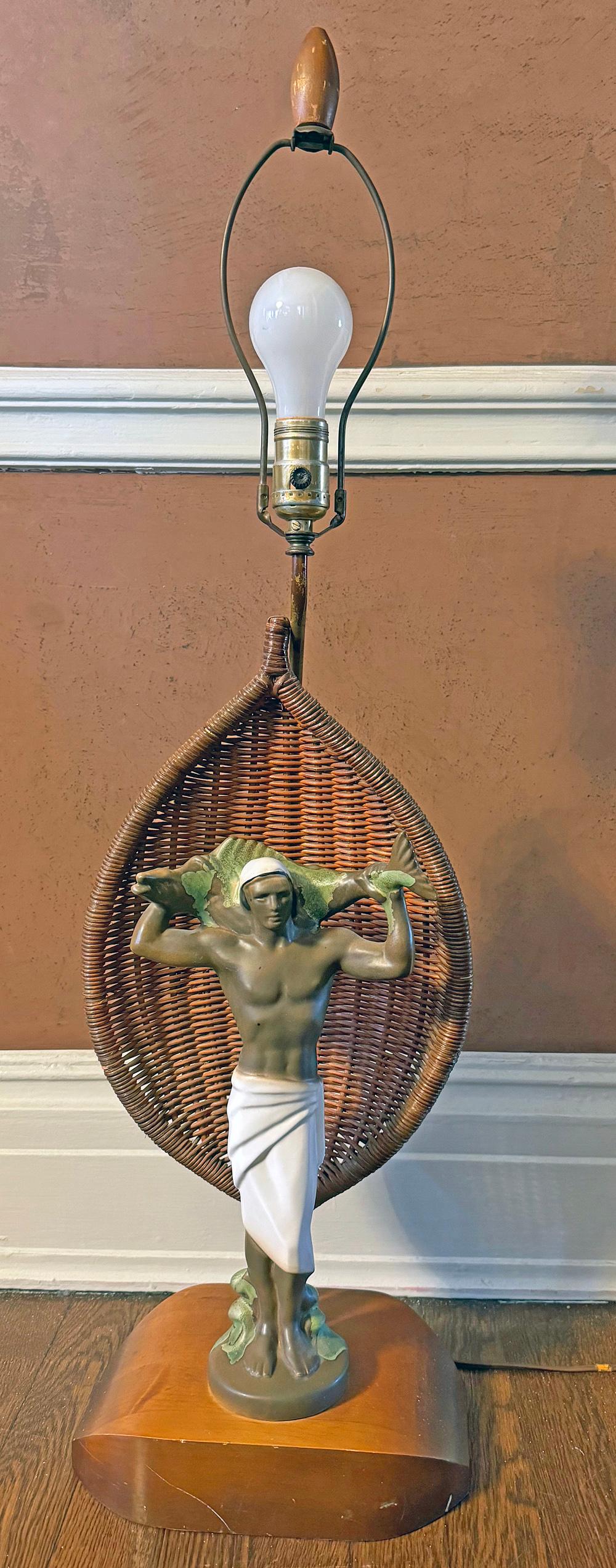 Base per lampada Art Deco, maschio seminudo dei mari del sud con pesce In condizioni buone in vendita a Philadelphia, PA