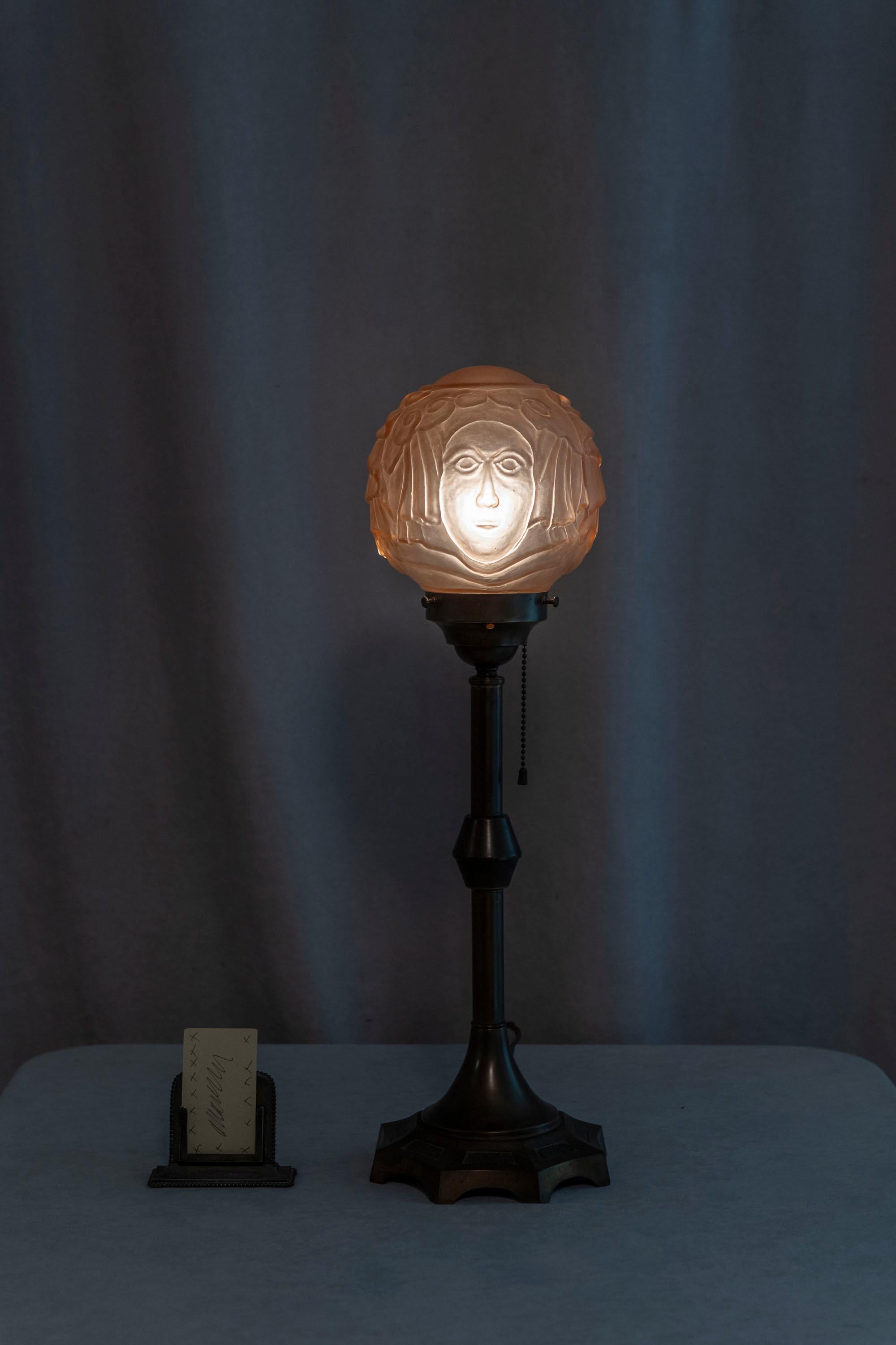 Américain Lampe Art déco, base en bronze, abat-jour néo-égyptien, vers 1920 en vente