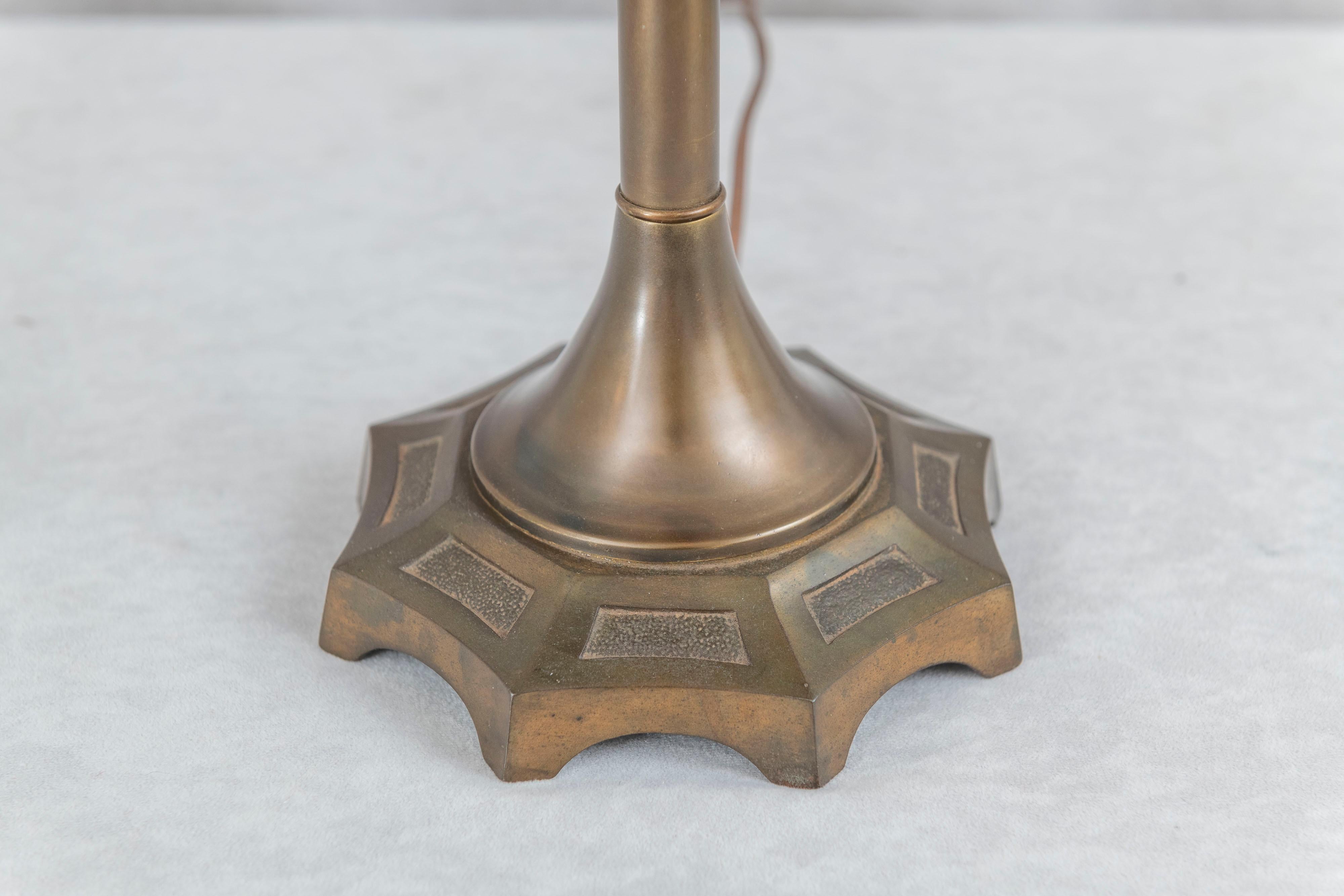 Début du 20ème siècle Lampe Art déco, base en bronze, abat-jour néo-égyptien, vers 1920 en vente