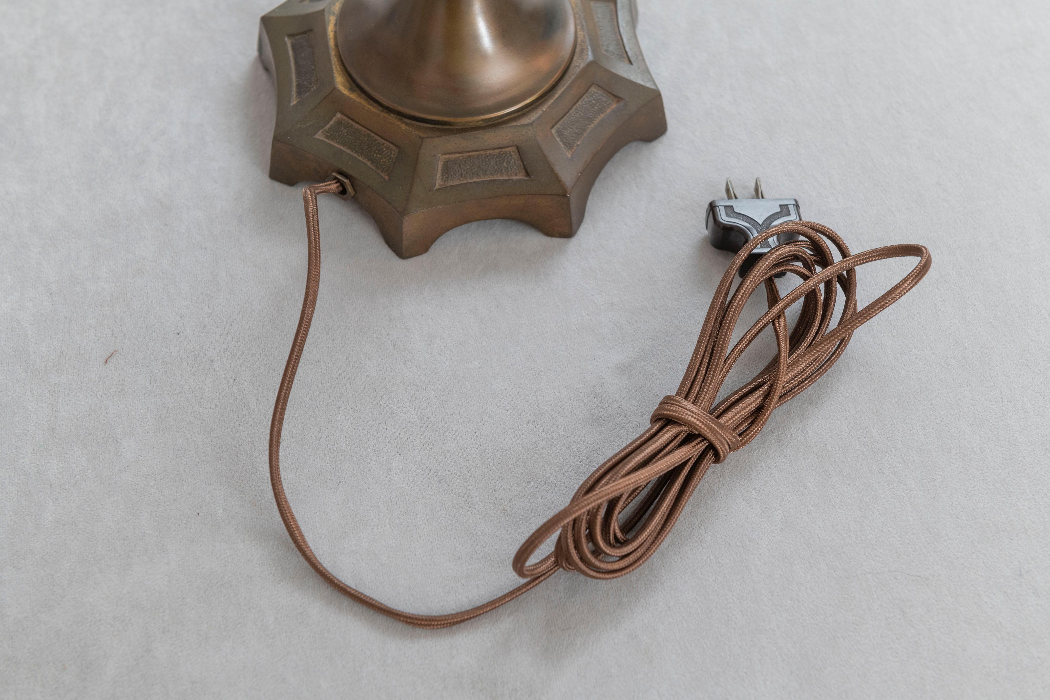 Lampe Art déco, base en bronze, abat-jour néo-égyptien, vers 1920 en vente 2