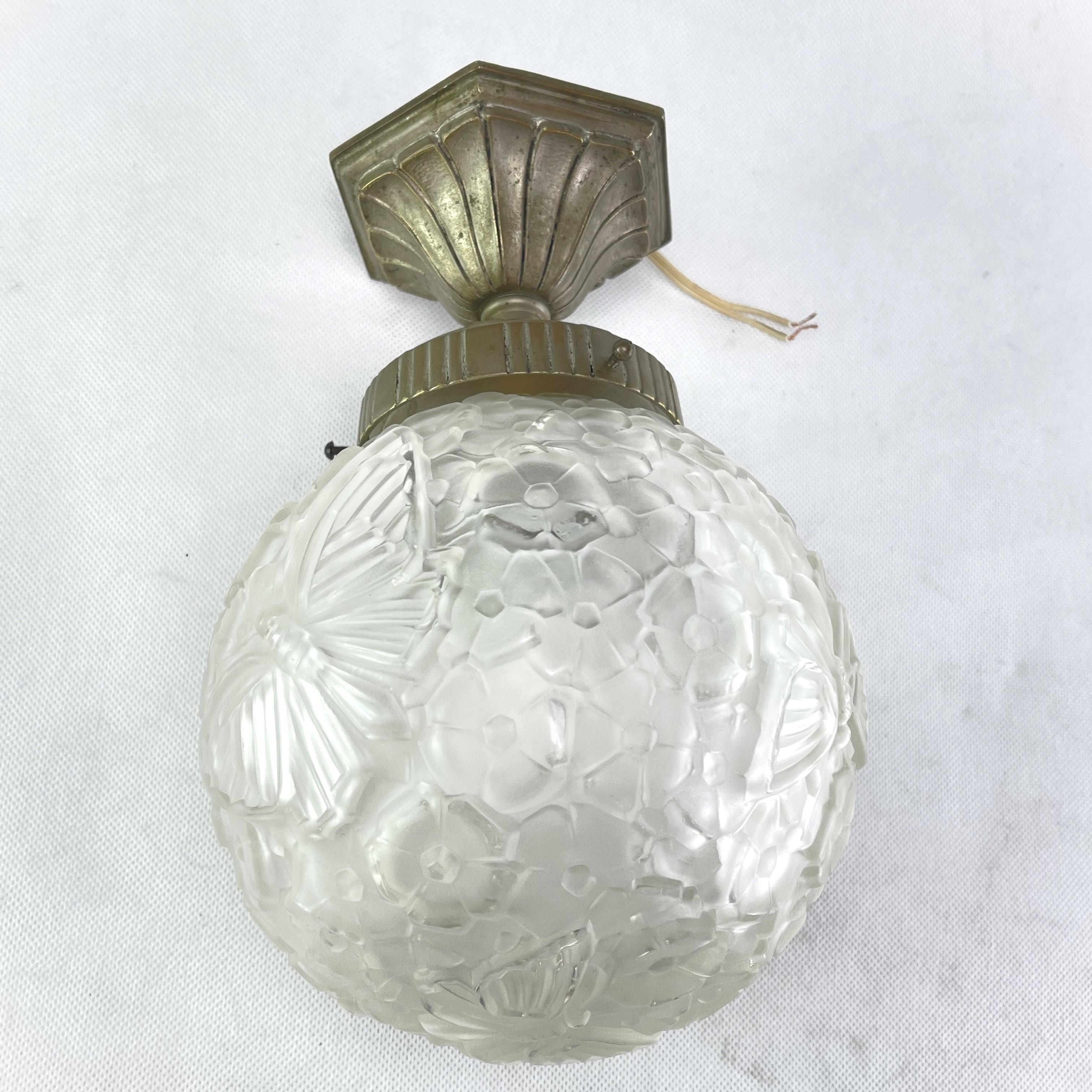Art-Deco-Kronleuchter von Hettier & Vincent - 1930er Jahre

This rare, original ceiling lamp captivates with its simple and matter-of-fact Art Deco design. The lamp gives a very pleasant light. This globe lamp is an absolute design classic from the
