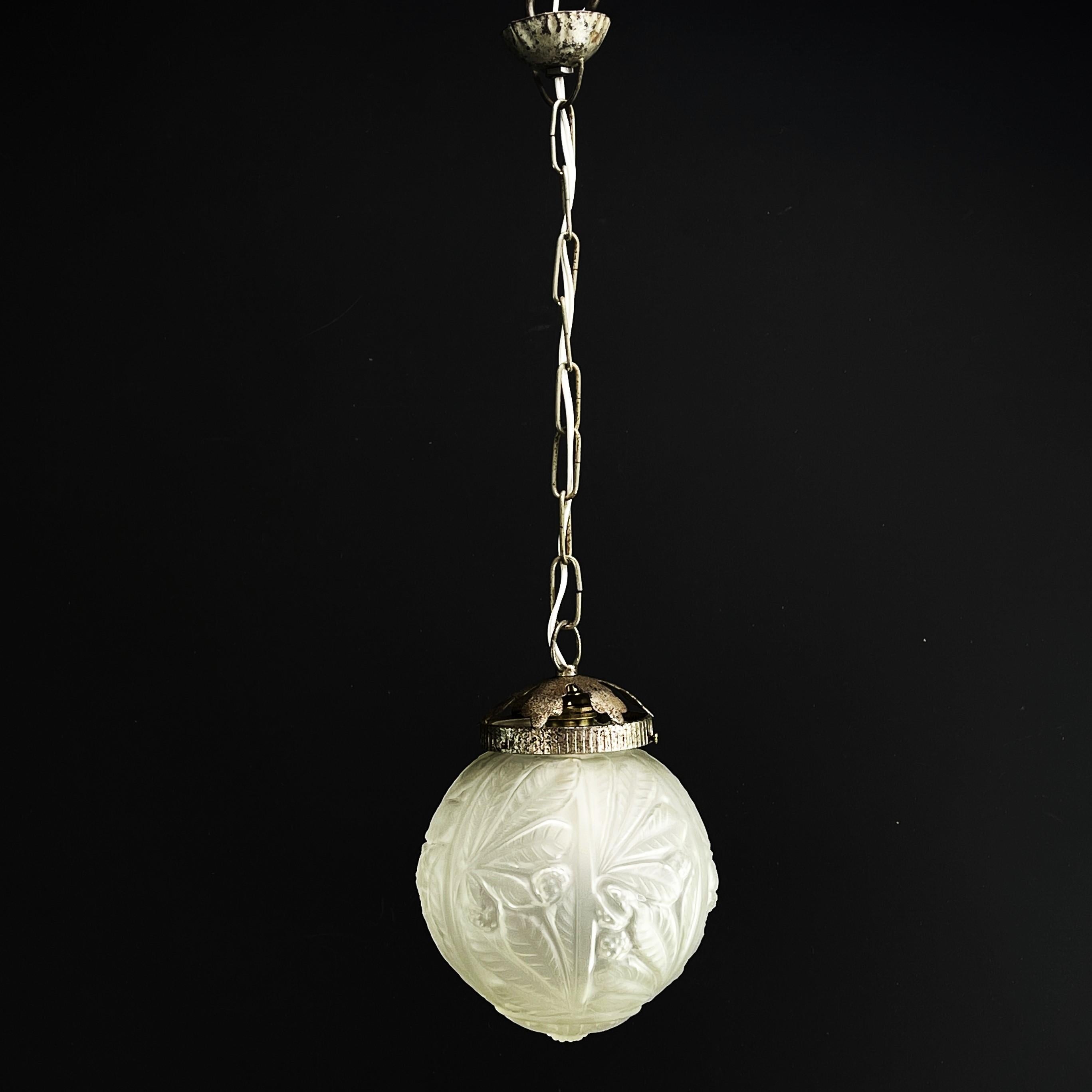 Art-Deco-Lüstre Lampe boule - 1930er Jahre

Cette lampe globe Art déco des années 1930 est un exemple remarquable de l'élégance et de la sophistication du style Art déco. Avec sa combinaison de métal et de verre, ce lustre incarne le glamour de