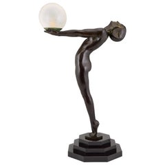 Art Deco Stil Lampe Clarté Nude mit Globus von Max Le Verrier H. 33 inch / 84 cm