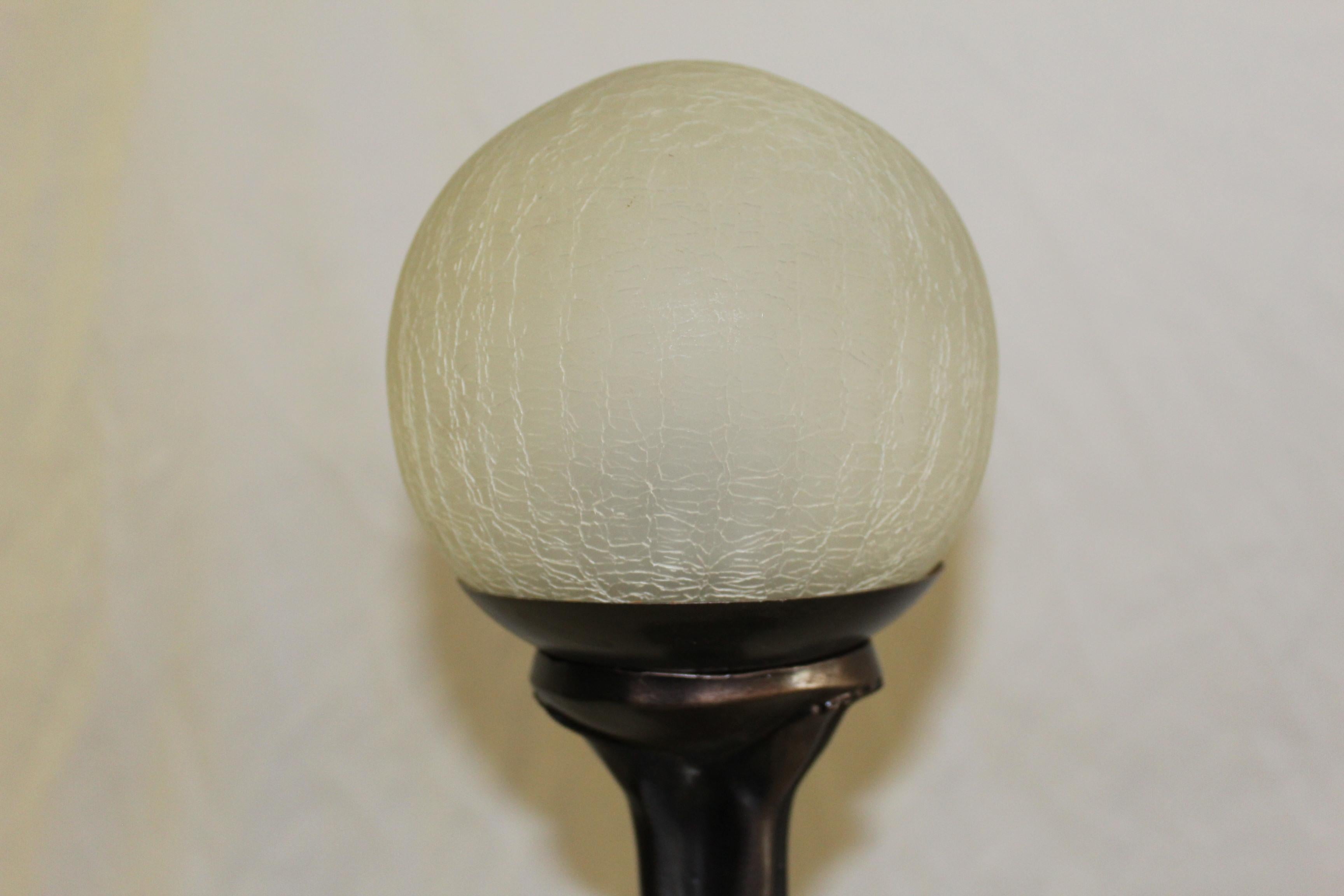 Lampe de style Art Déco coulée en Angleterre avec finition en bronze. Globe en verre et ampoule de type candélabre. Ça a l'air bien éclairé. Mesures : Moulage lourd à 17 1/2