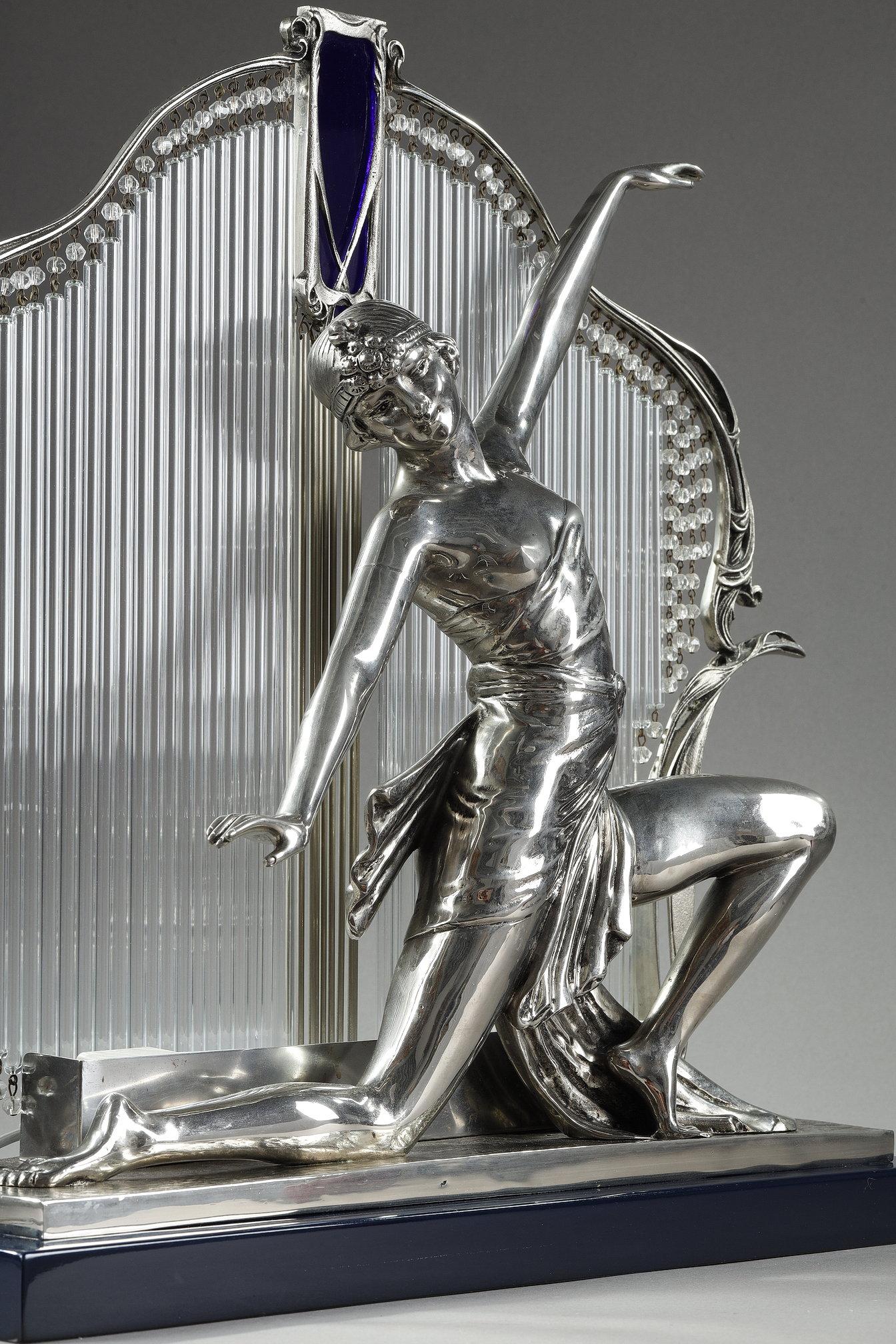 Art Decor avec danser en bronze argenté, signé Guirande. 1