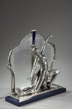 Art Decor avec danser en bronze argenté, signé Guirande.