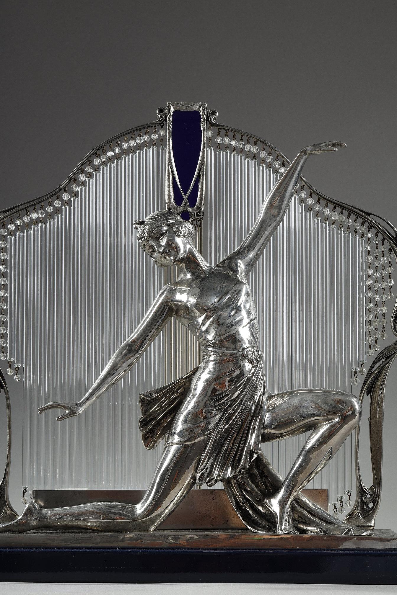 Argenté Art Decor avec danser en bronze argenté, signé Guirande.
