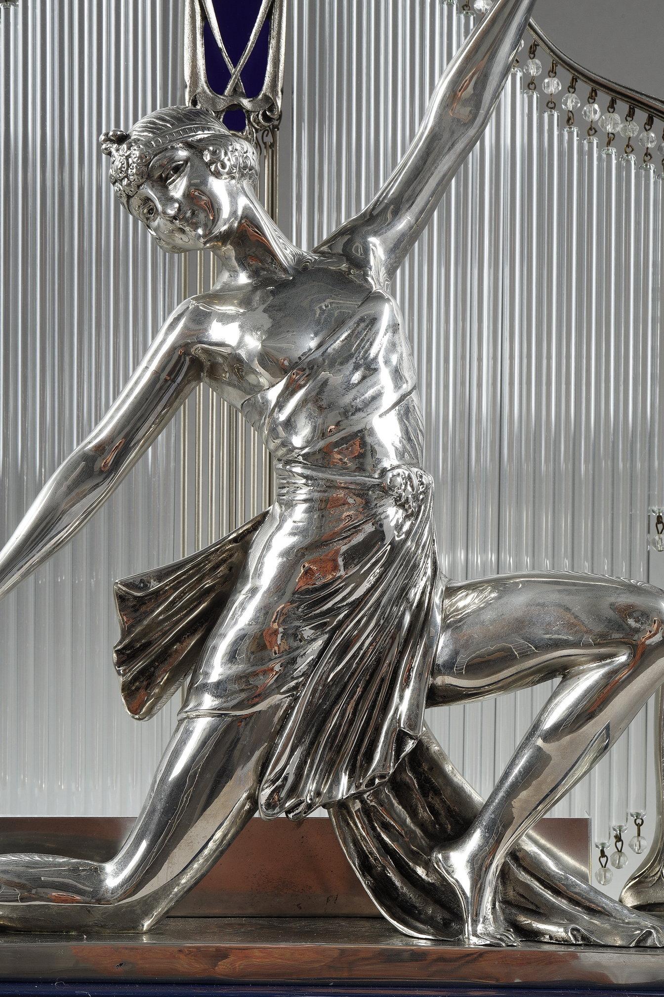Art Decor avec danser en bronze argenté, signé Guirande. Bon état à Paris, FR
