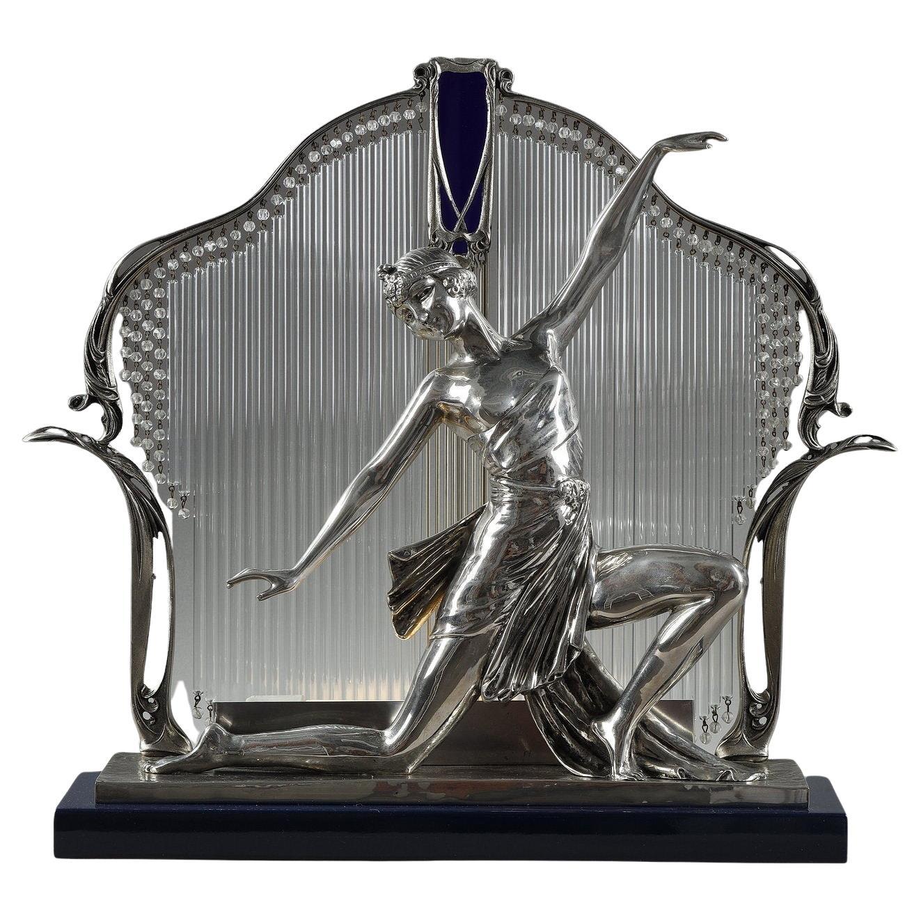 Art Decor avec danser en bronze argenté, signé Guirande.