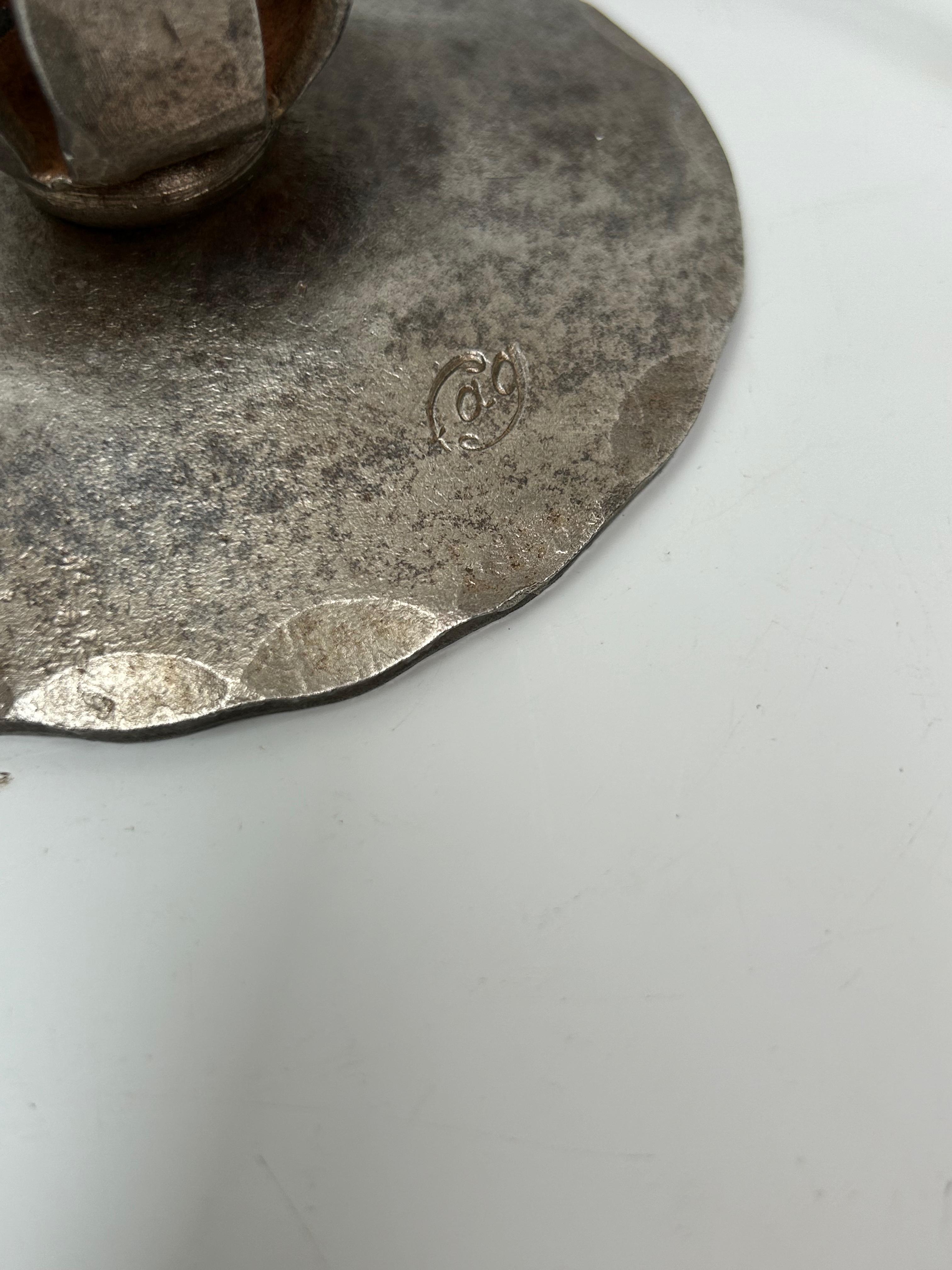 Art-déco-Lampe, um 1930. Sockel aus vernickeltem Schmiedeeisen, gestempelt FAG (Ferronnerie d'Art des Galeries).
Schale aus säuregeätztem Glas, signiert Daum Nancy.
In perfektem Zustand und elektrifiziert.

Gesamthöhe: 27,5 cm
Durchmesser der Basis: