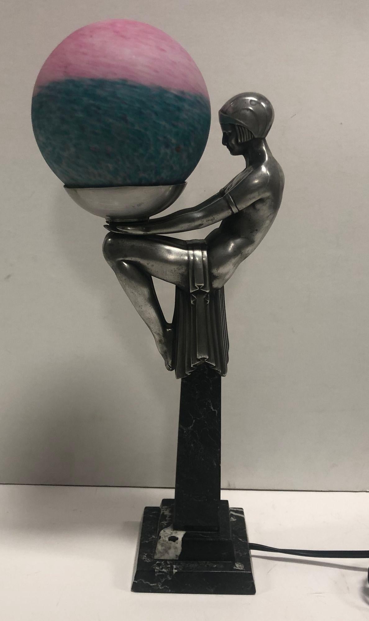 Lampe Art déco représentant une femme tenant un globe coloré Excellent état - En vente à Van Nuys, CA