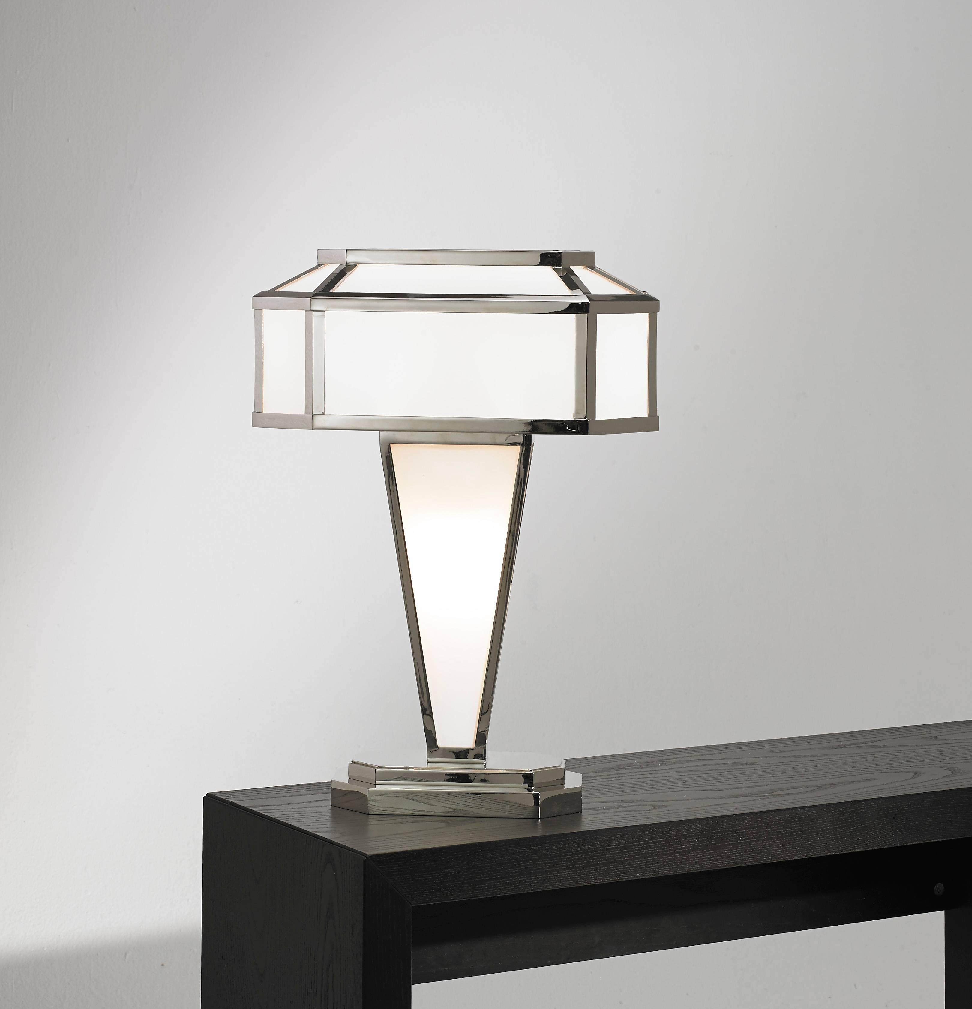 Lampe moderniste Art déco avec finition en nickel.