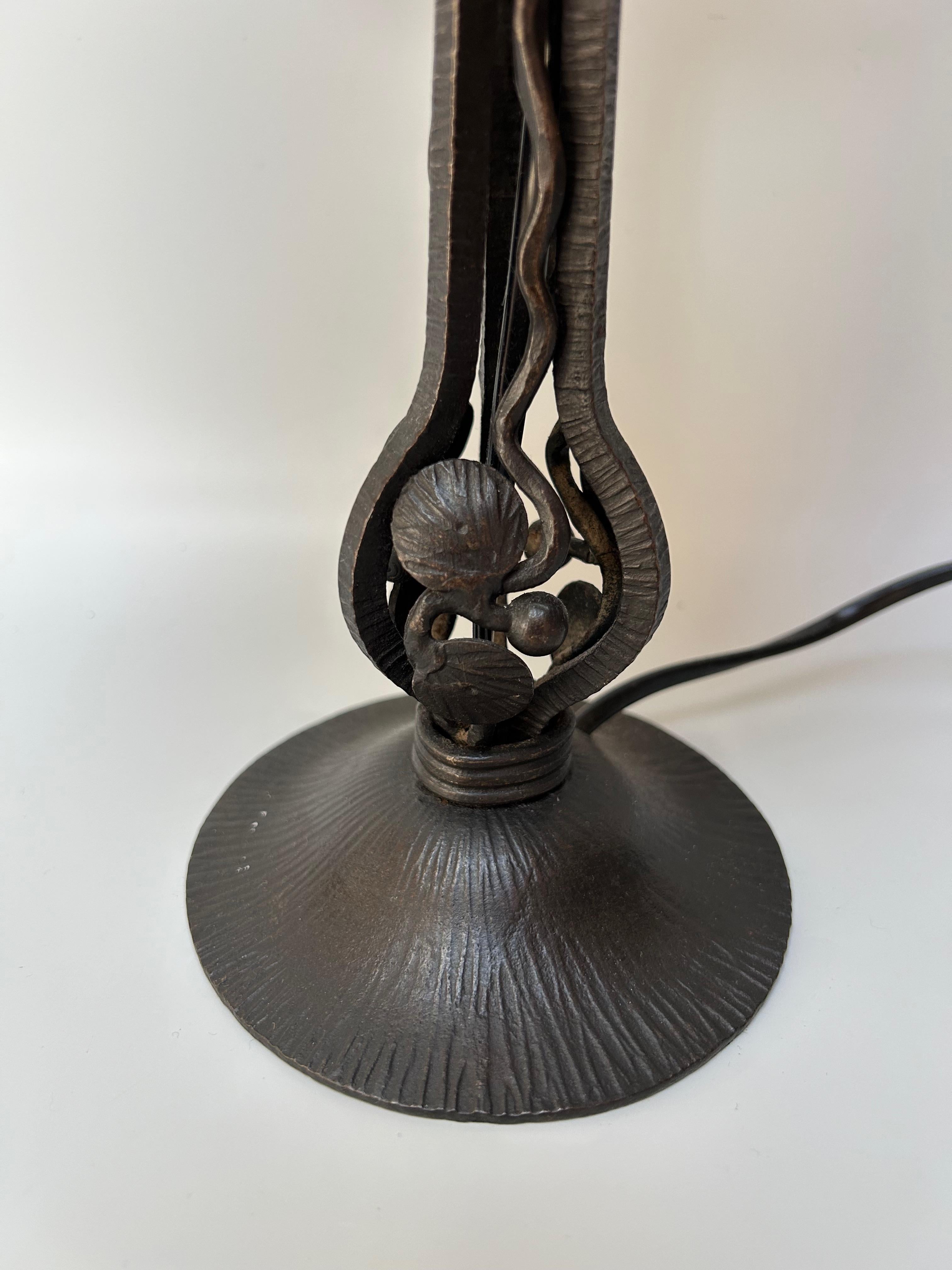 Art Deco lamp circa 1925.
Wrought iron base decorated with a leaf of the Pope's currency.
Alabaster shell.
In perfect condition and electrified.

Total height: 38.5 cm
Base diameter: 11.5 cm
Shell diameter: 16 cm
Weight: 2.1 Kg