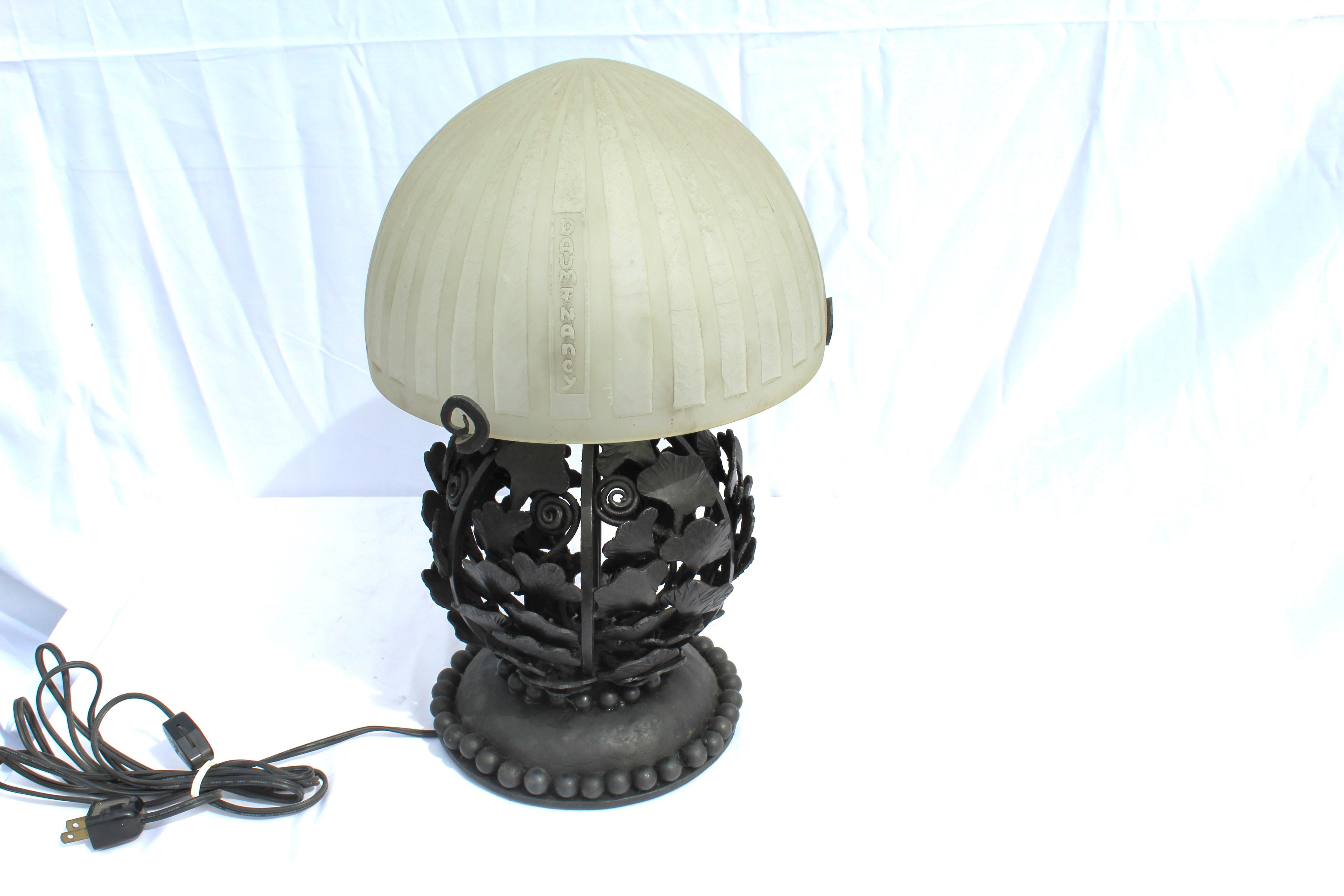Lampe Art Déco Verre et base en fer forgé d'après E.Brandt et Daum en vente 1