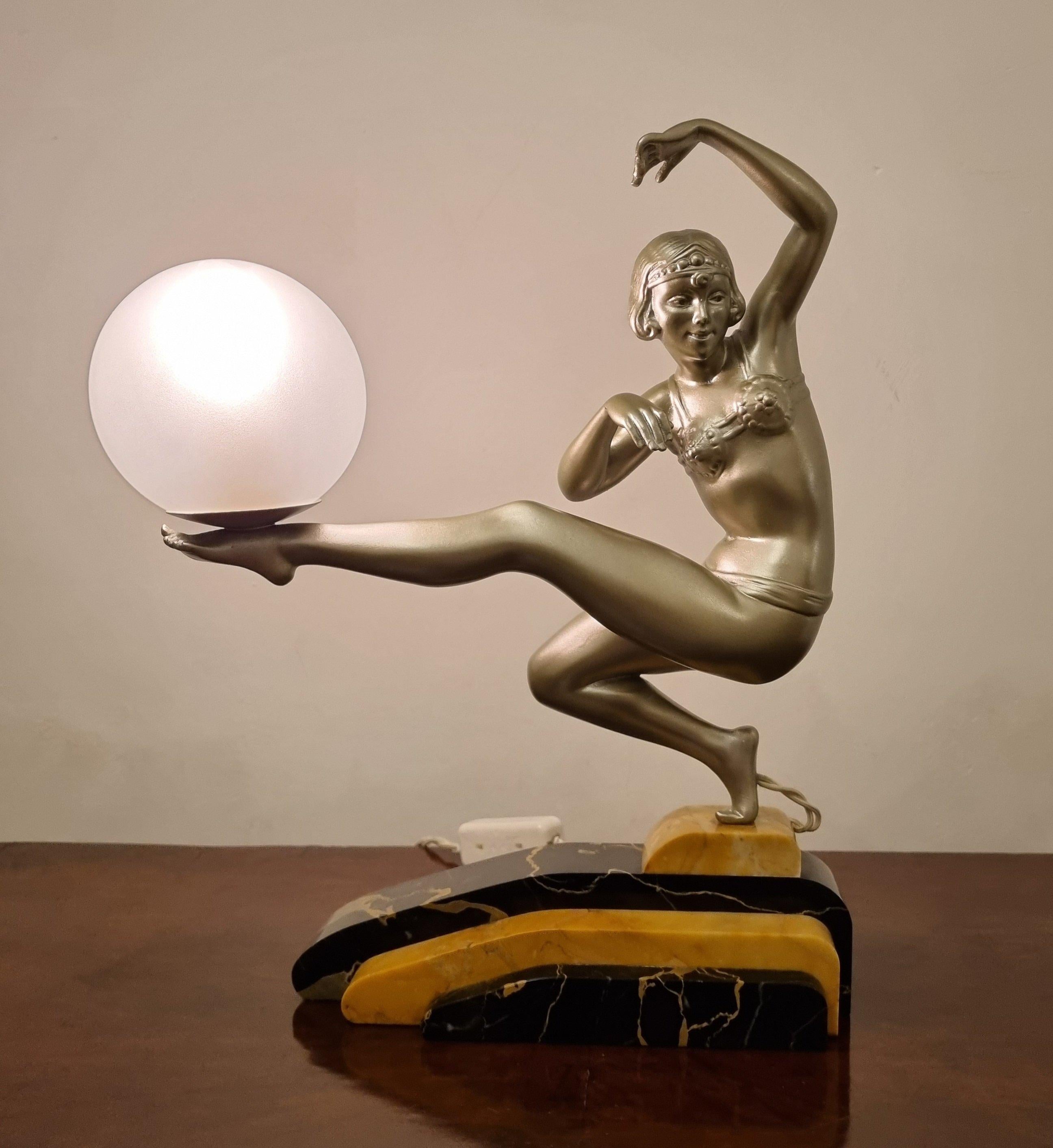 Une lampe / sculpture Art déco extrêmement élégante représentant une danseuse de harem dans un costume original de l'époque Art déco. Réalisé et signé par Georges Van de Voorde, artiste belge très réputé de la période Art déco.
Coulée en terre cuite