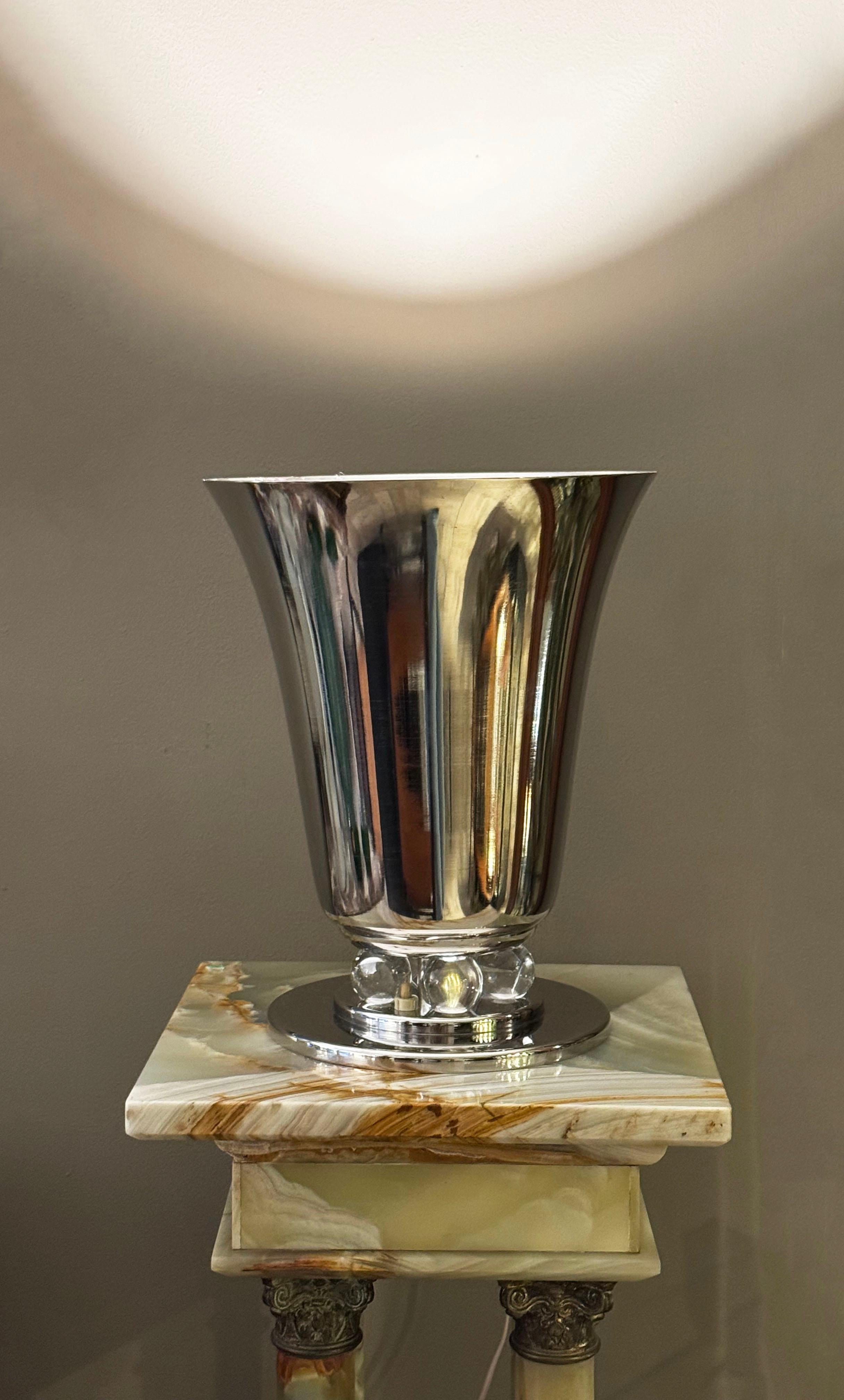 Lámpara Art Déco de bronce cromado y cristal de los años 20
Elegante lámpara art déco en forma de trofeo o campana invertida, con una base que tiene bolas de cristal y le da el detalle que la adorna, haciéndola destacar.
Medidas:
Altura: 30