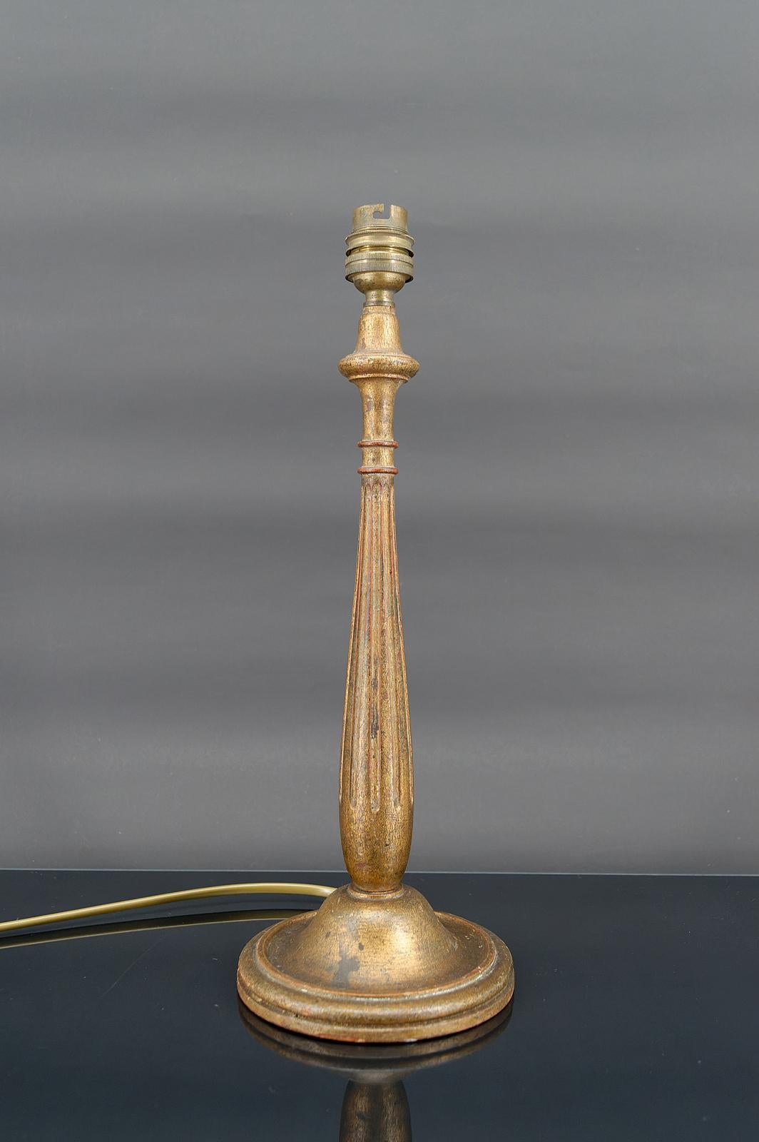 Lámpara de madera dorada.
Art Déco.
Francia, circa 1920

Al estilo de las producciones de Follot o Dufrène.

En buen estado, electricidad nueva.

Dimensiones:
altura 35 cm
diámetro 13 cm