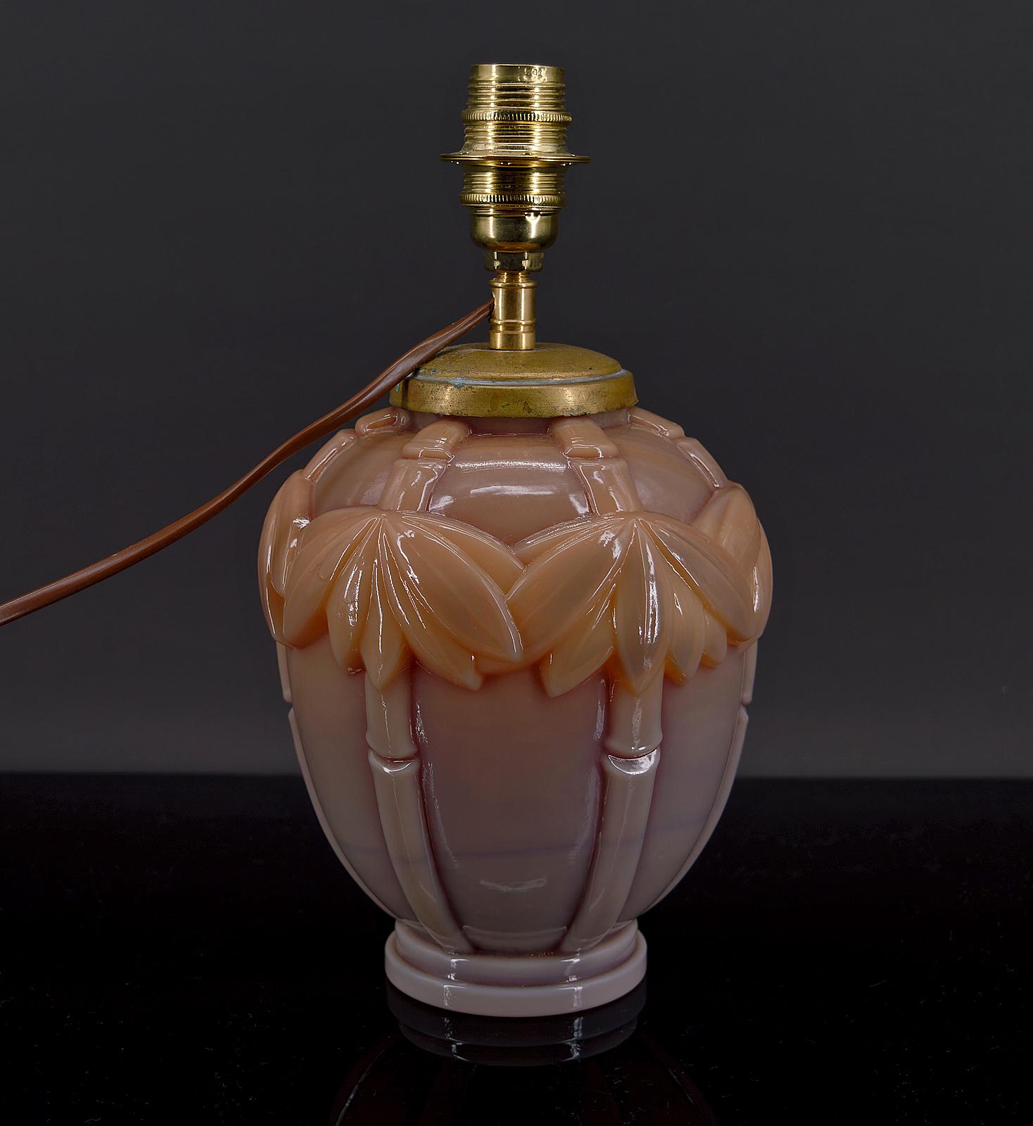 Jolie lampe de table en verre opalin moulé.

Couleur orange-rose dégradée, avec des motifs de bananes / bambous.

Art déco, France, vers 1930.
Inscriptions au dos : 