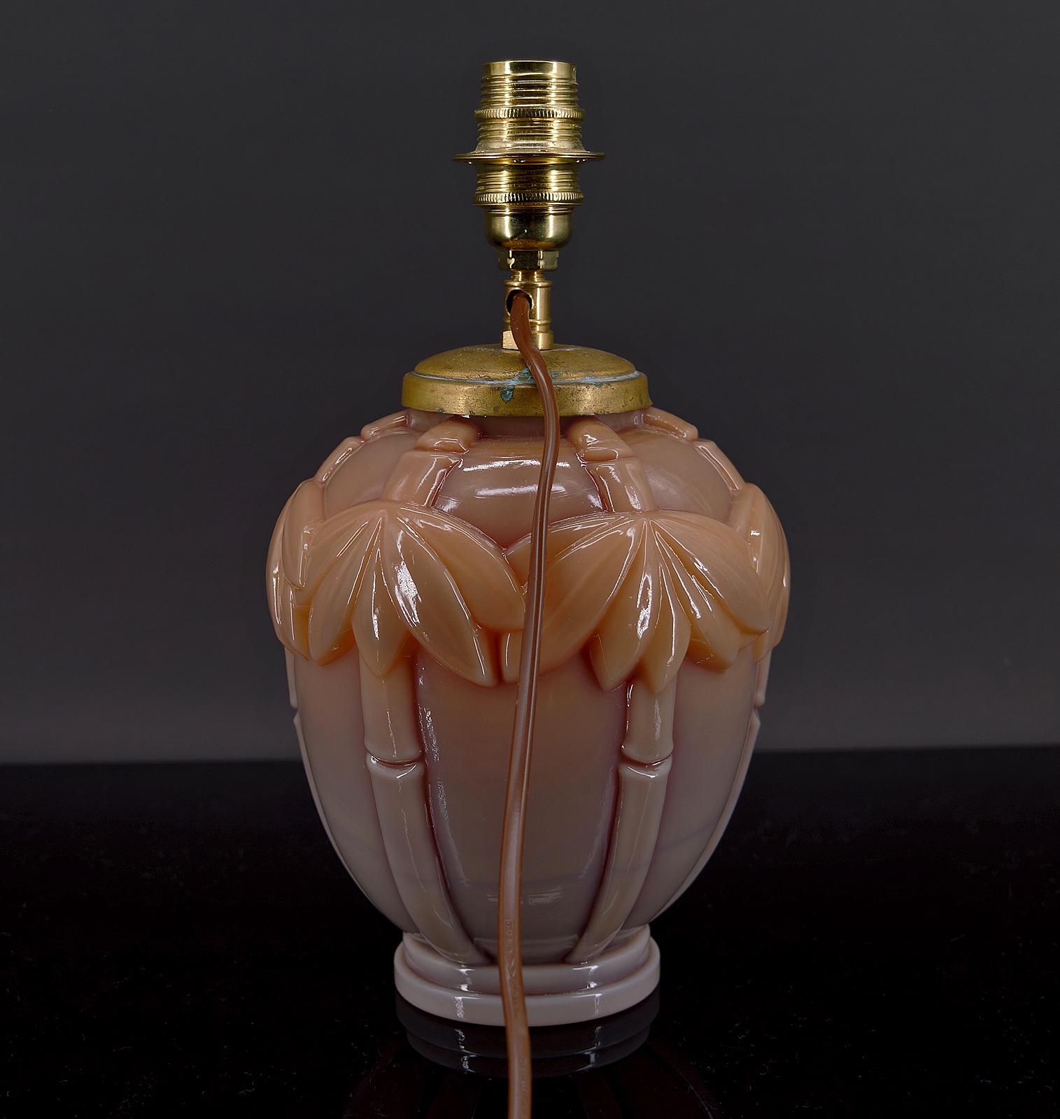 Art Deco Lamp in Opaline Glass, France, circa 1930 In Good Condition For Sale In VÉZELAY, FR