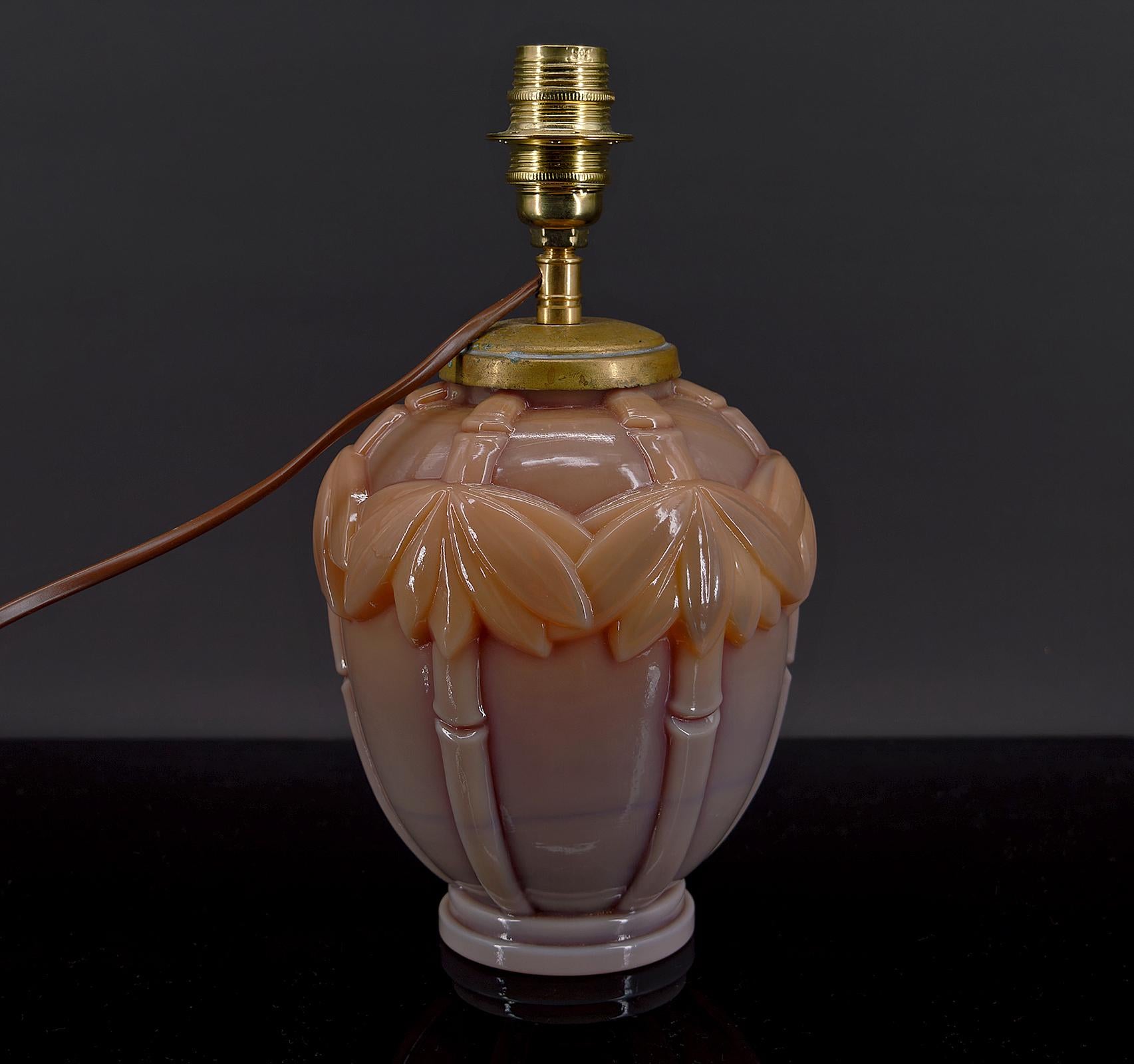 Milieu du XXe siècle Lampe Art déco en verre opalin, France, datant d'environ 1930 en vente