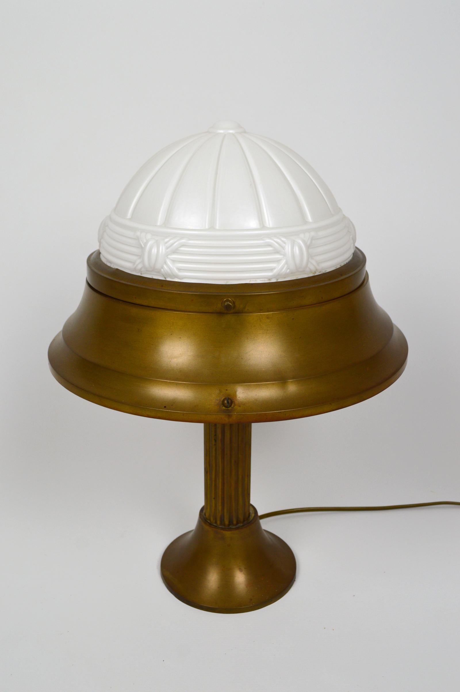 Mushroom-shaped desk lamp, made of a patinated brass base and a molded glass lampshade. Ideal for creating an Industrial or Steampunk atmosphere.

Art Deco style, France, circa 1930.

In good condition: beautiful patina, small crack barely visible