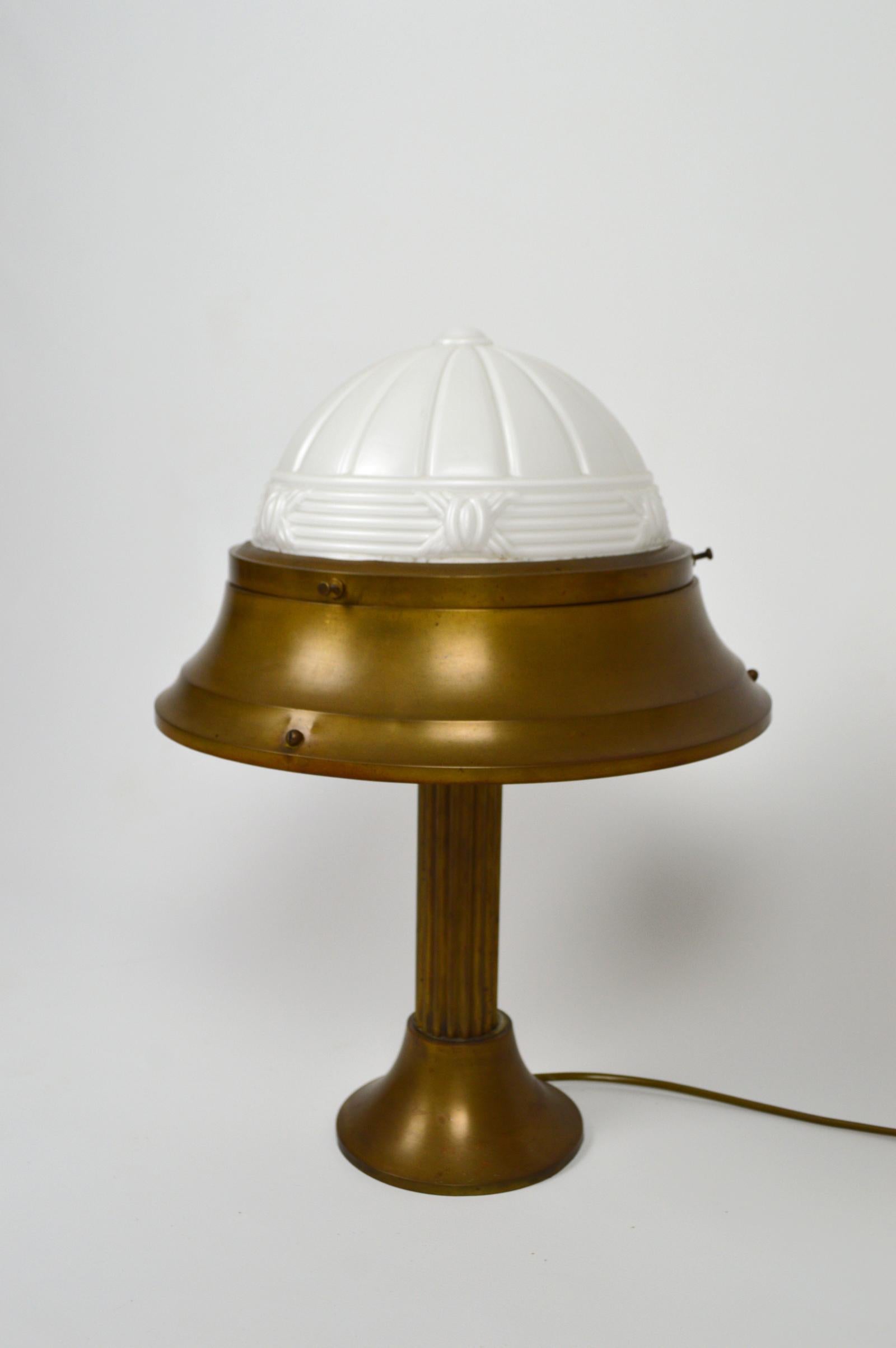 Français Lampe Art Déco en laiton patiné et verre moulé, France, vers 1930 en vente