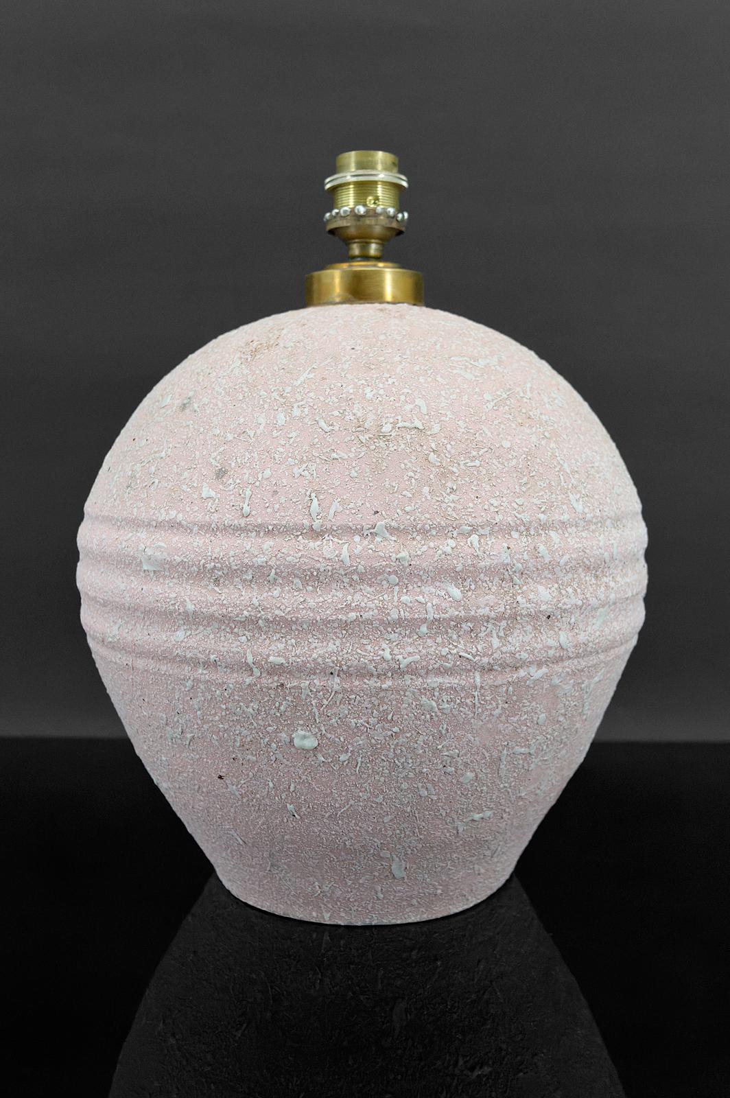 
Lampe en céramique avec émail blanc croustillant sur fond rose.
Dans le style de Jean Besnard
Art déco, France, vers 1925.

En bon état. Électricité OK.

Dimensions :
Hauteur 21 cm
Diamètre 24 cm