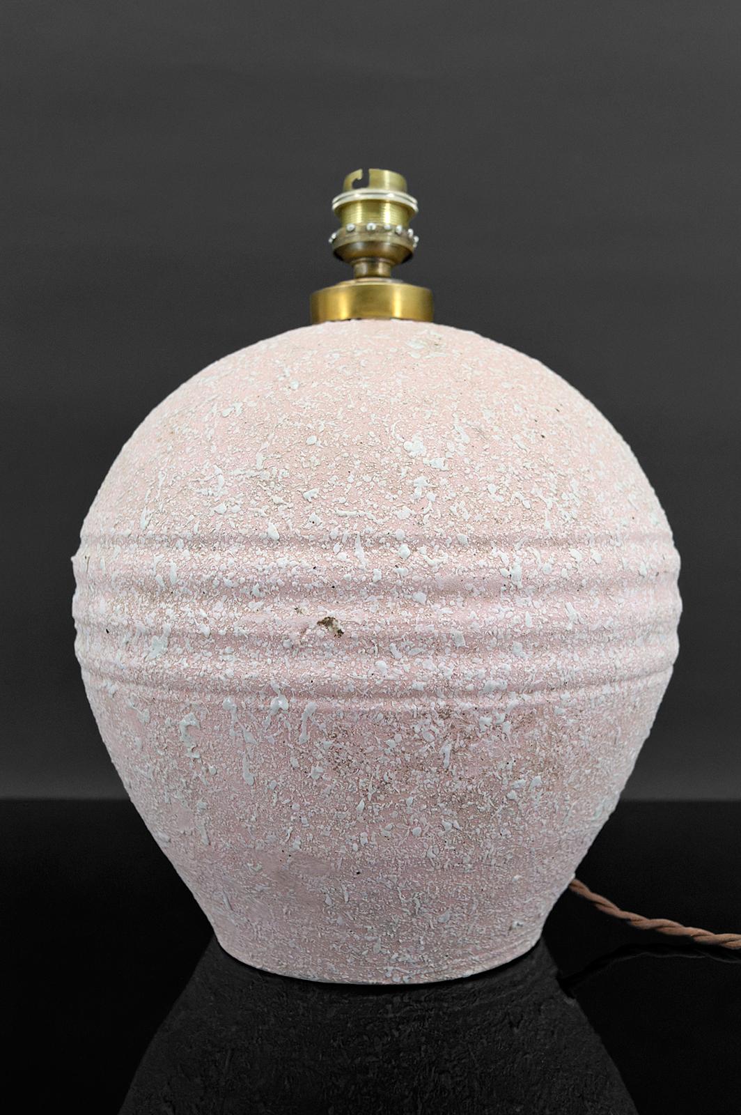 Art Deco lamp, in the style of Jean Besnard, white crisp enamel on pink, 1930's In Good Condition For Sale In VÉZELAY, FR