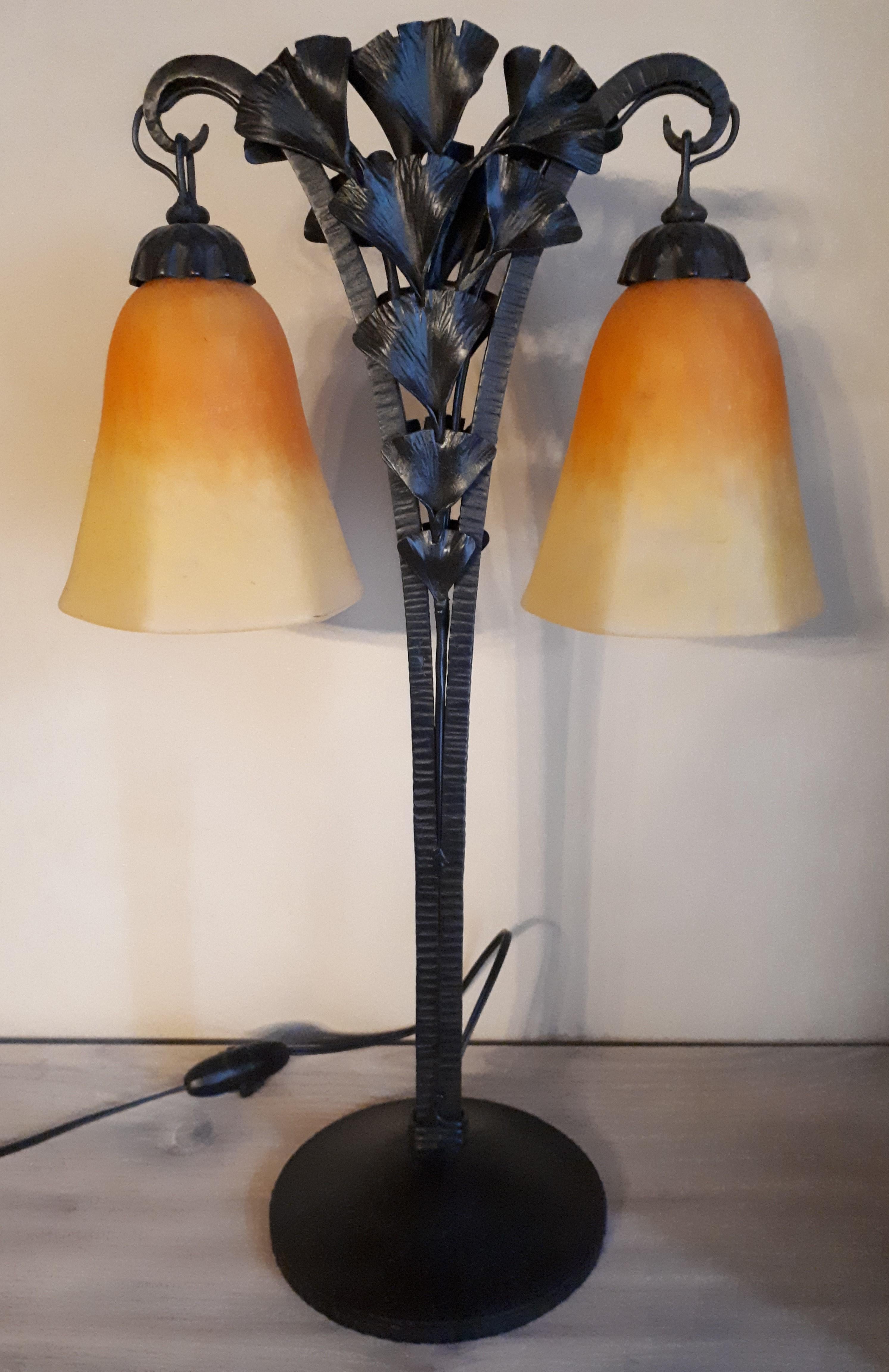 Art-Déco-Lampe aus Schmiedeeisen, verziert mit Ginkgo-Biloba-Blättern, mit zwei Lichtquellen. Die Glühbirnenabdeckungen sind von Schneider (Charles Schneider) signiert, die Passepartouts wahrscheinlich von Louis Katona, da Ginkgoblätter eines seiner