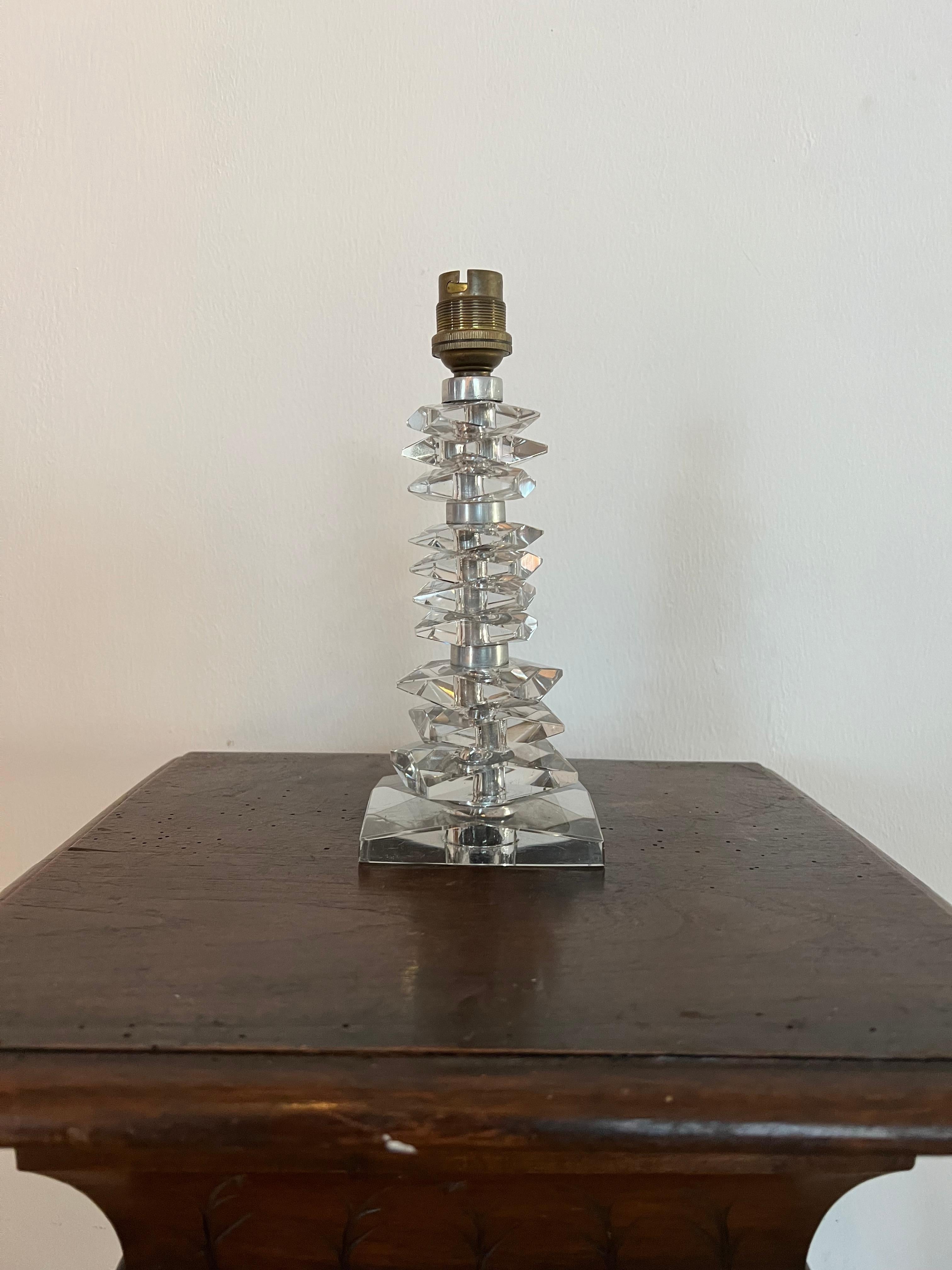 Belle lampe de table Art Déco dans le style de Baccarat et Jacques Adnet, non marquée.
Fabriqué en verre au plomb, coupé à la main.
France vers 1940.
Les pièces 