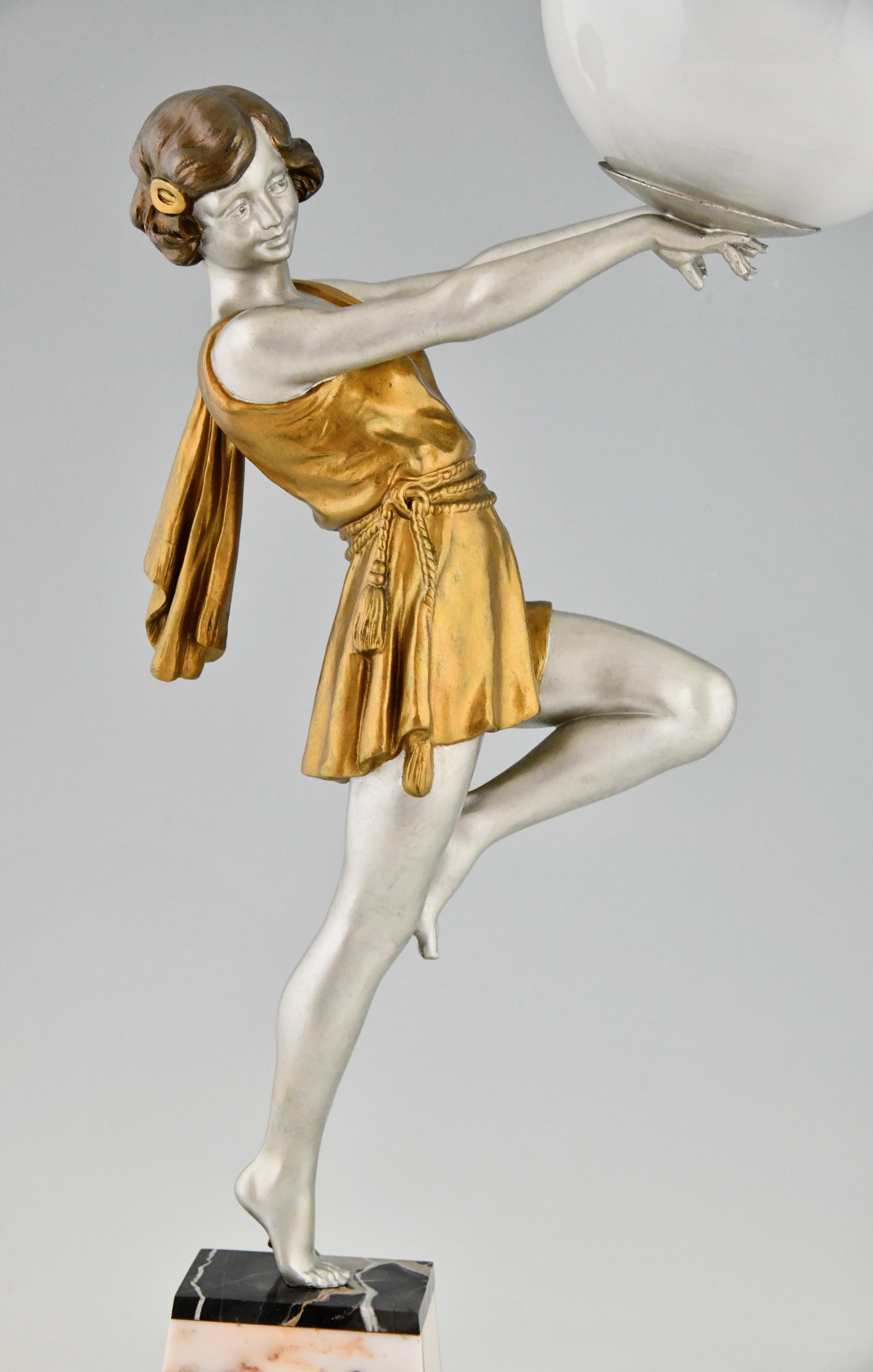 Lámpara Art Déco Dama sosteniendo una pelota de Emile Carlier Francia 1930 en venta 2