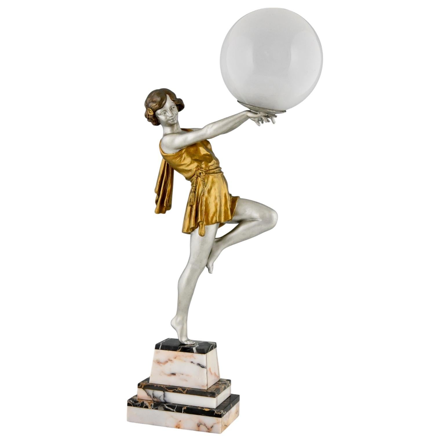Lámpara Art Déco Dama sosteniendo una pelota de Emile Carlier Francia 1930 Art Decó en venta