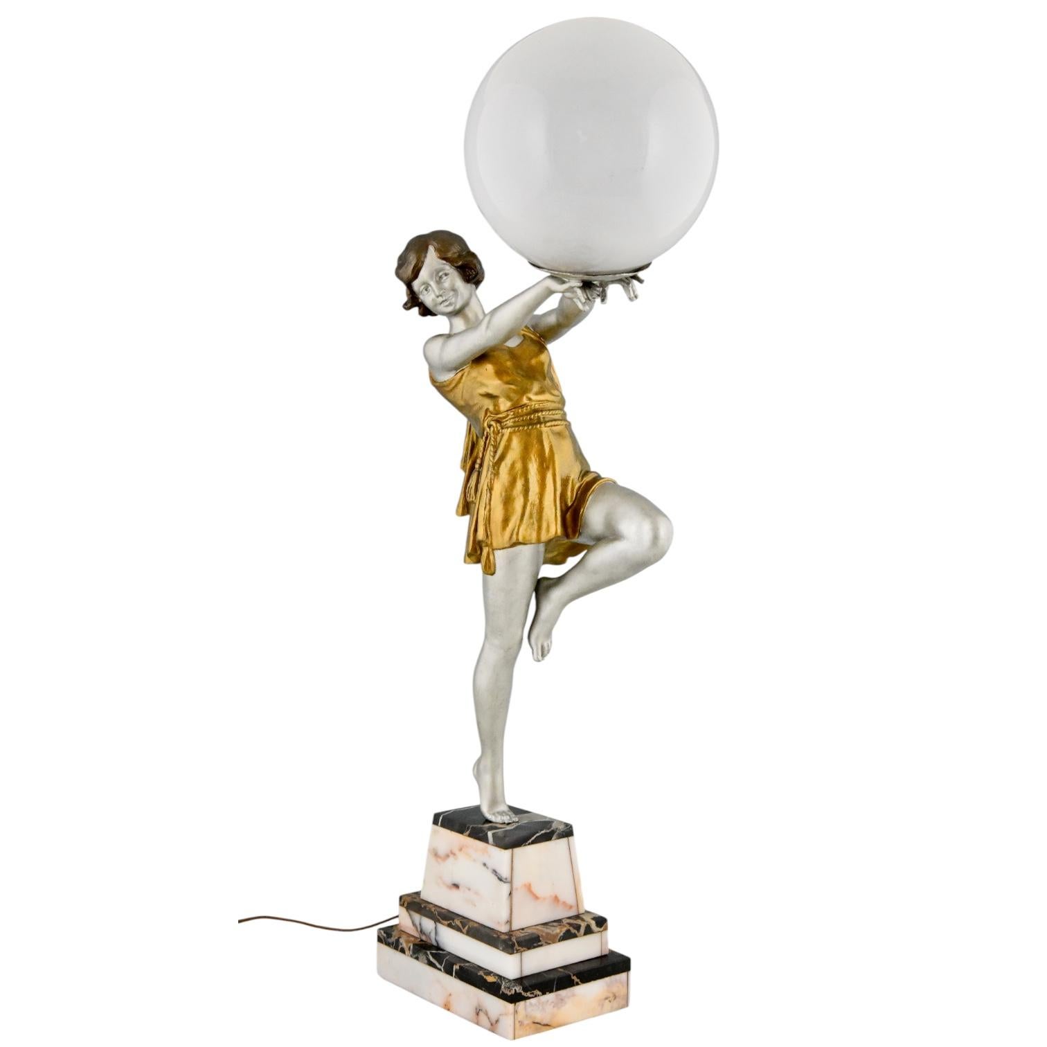 Lámpara Art Déco Dama sosteniendo una pelota de Emile Carlier Francia 1930 Francés en venta
