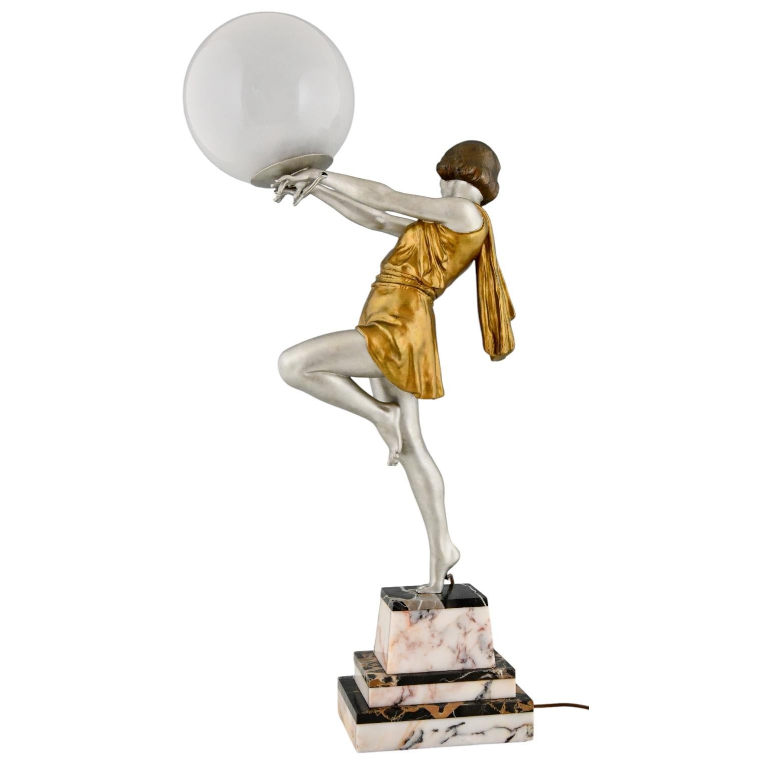 Lámpara Art Déco Dama sosteniendo una pelota de Emile Carlier Francia 1930 en Bueno estado para la venta en Antwerp, BE