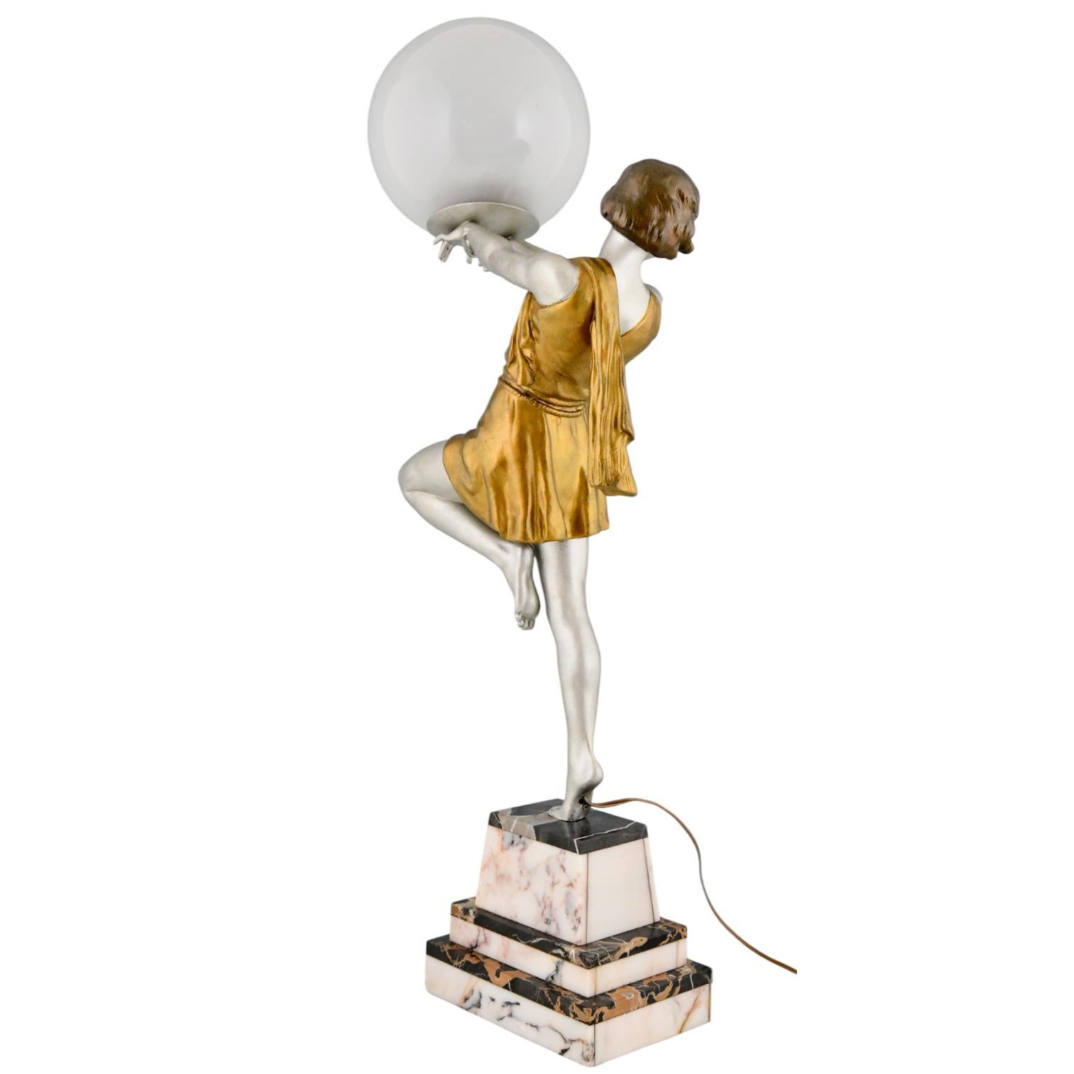 Lámpara Art Déco Dama sosteniendo una pelota de Emile Carlier Francia 1930 mediados del siglo XX en venta