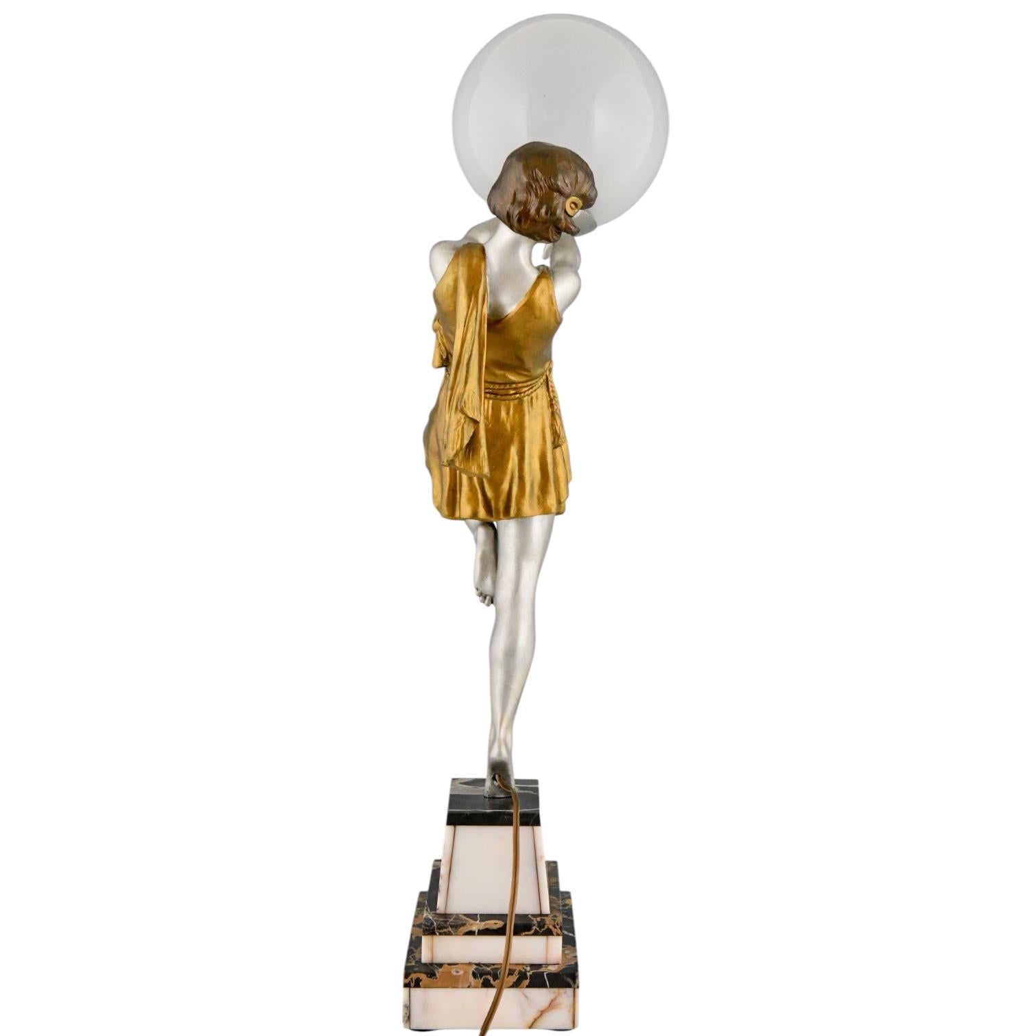 Lámpara Art Déco Dama sosteniendo una pelota de Emile Carlier Francia 1930 Metal en venta