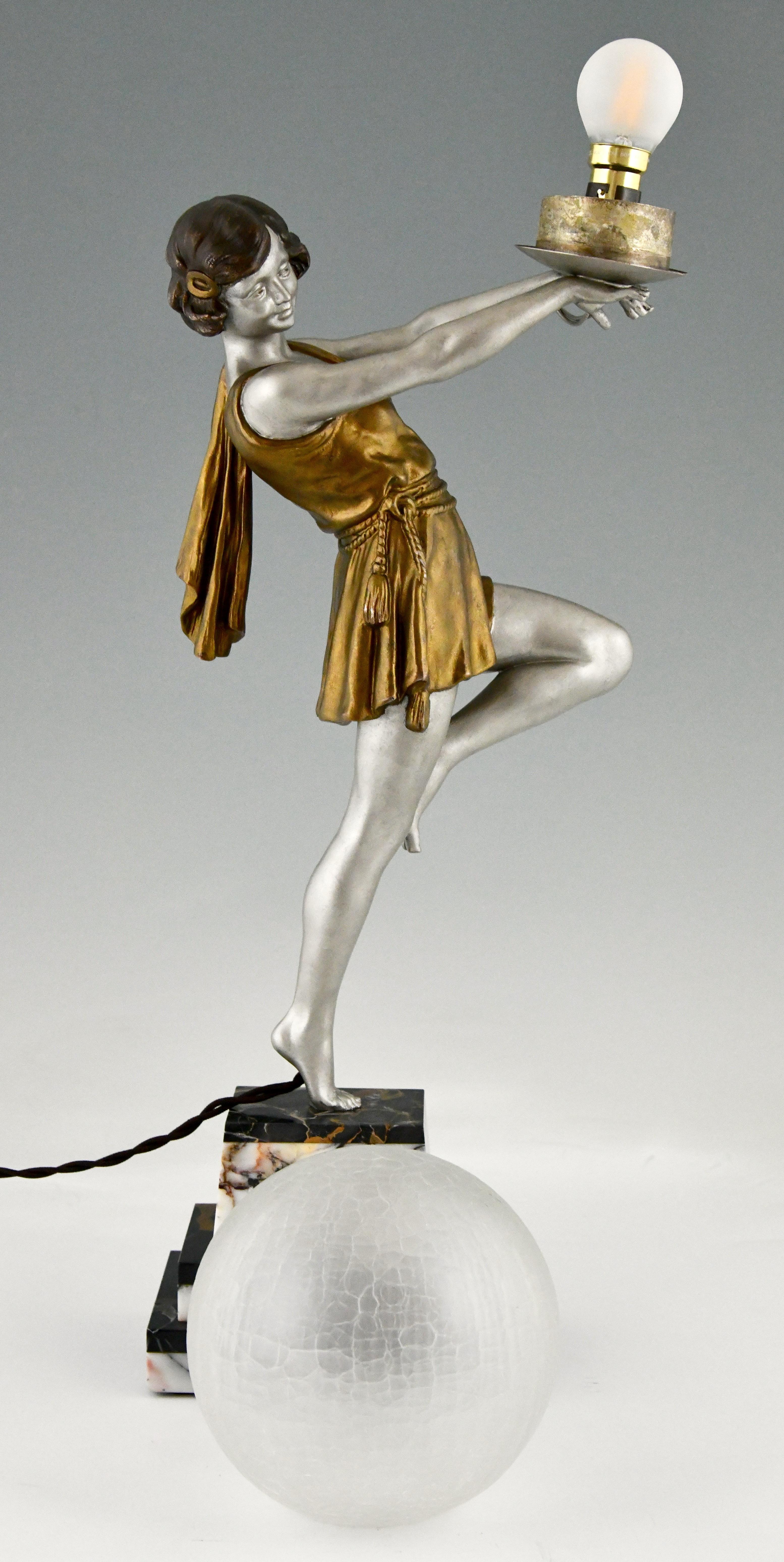 Lampe Art déco, dame tenant un bal, par Emile Carlier, France, 1930 2