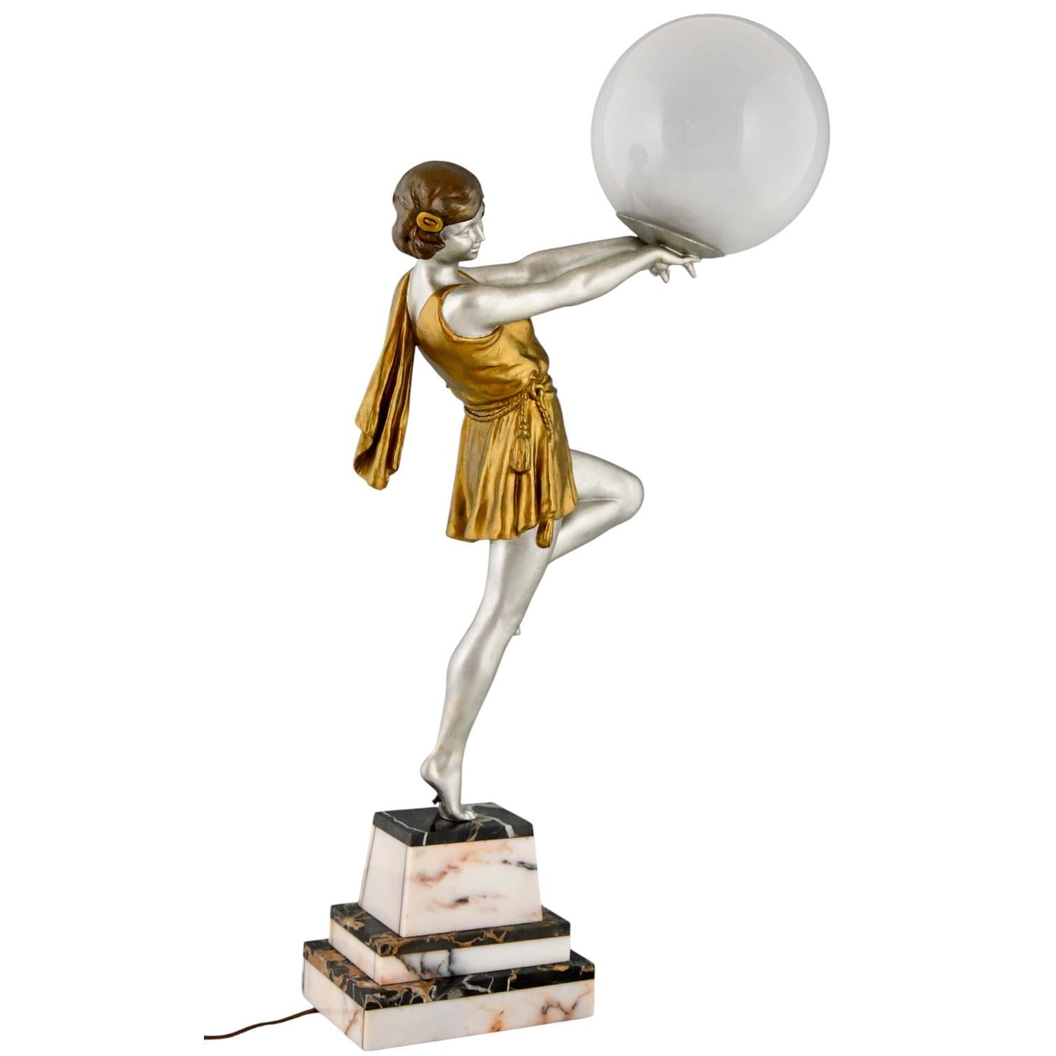 Lámpara Art Déco Dama sosteniendo una pelota de Emile Carlier Francia 1930 en venta 1
