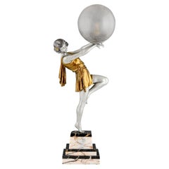 Lampe Art déco, dame tenant un bal, par Emile Carlier, France, 1930