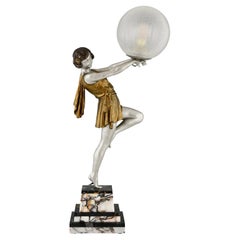 Lampe Art Déco dame tenant une boule par Emile Carlier France 1930