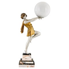 Lámpara Art Déco Dama sosteniendo una pelota de Emile Carlier Francia 1930