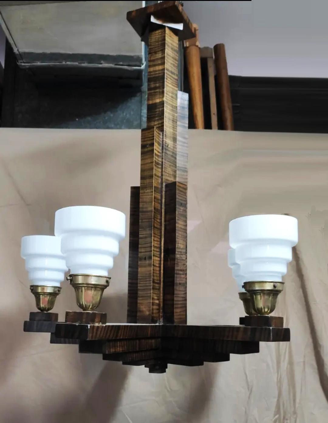 Spektakulär und außergewöhnlich  Lampe im reinsten Art Deco Skyscraper-Stil, 1930er Jahre.

 Holz  Madagaskar-Ebenholz Coromandel oder ähnlich, mit Tulpen
Messing und Opalglas

Die Lampe entstand zu Beginn des 20. Jahrhunderts, als der Mensch darum