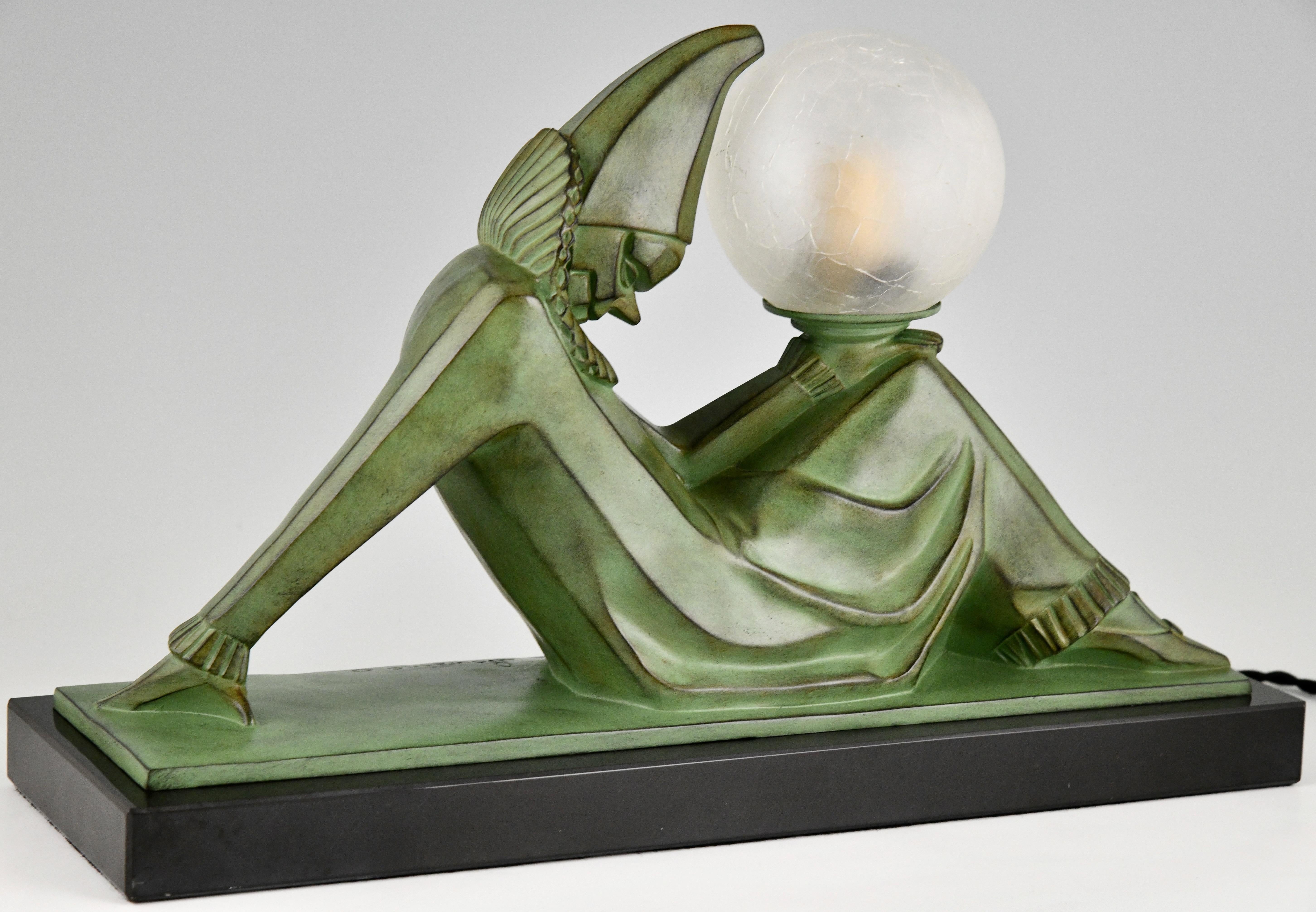 Métal Lampe Art Déco Perroquet avec boule de Marcel Bouraine pour Max le Verrier.  en vente