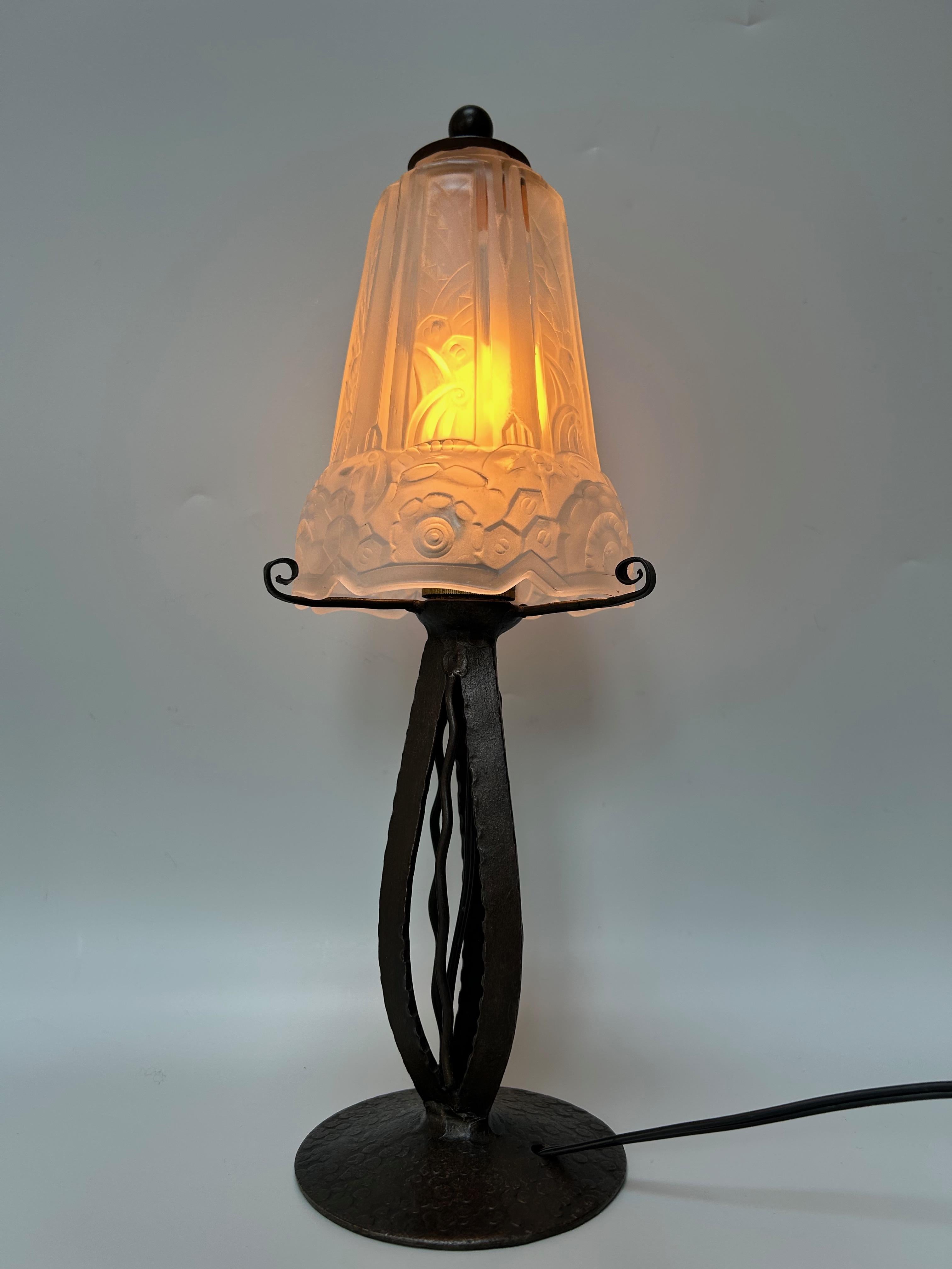 Art Deco lamp circa 1930.
Wrought iron base and pressed molded tulip with floral decoration.
In perfect condition and electrified.

Total height: 34 cm
Base diameter: 10.5 cm
Weight: 1.1 Kg

Jean-Pierre-Léon MAYNADIER (Paris, 1888 – 1948), was born