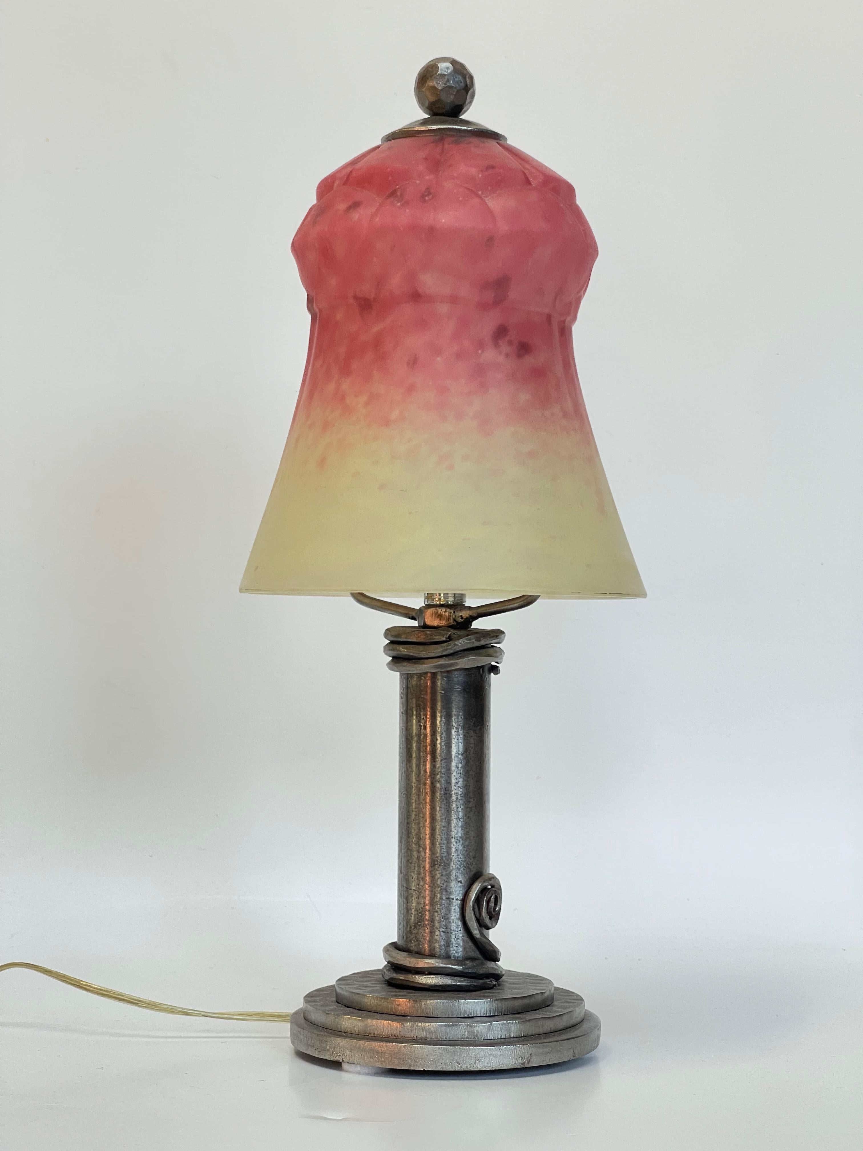 Lampe vers 1930 pied en fer forgé et tulipe en pâte de verre soufflée moulée signée Schneider en couleur framboise et brun moucheté crème la lampe est électrifiée et en parfait état.
La signature est impossible à photographier. Il est visible à